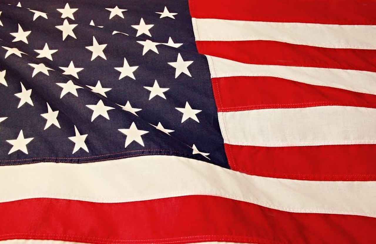 Un_sogno_realizzato_e_il_richiamo_degli_Stati_Uniti_I9xEFpe68H - Confidenze24 Source: Sharefaith - pexels - Detailed image of the American flag showcasing the stars and stripes symbolizing USA's patriotism and pride.