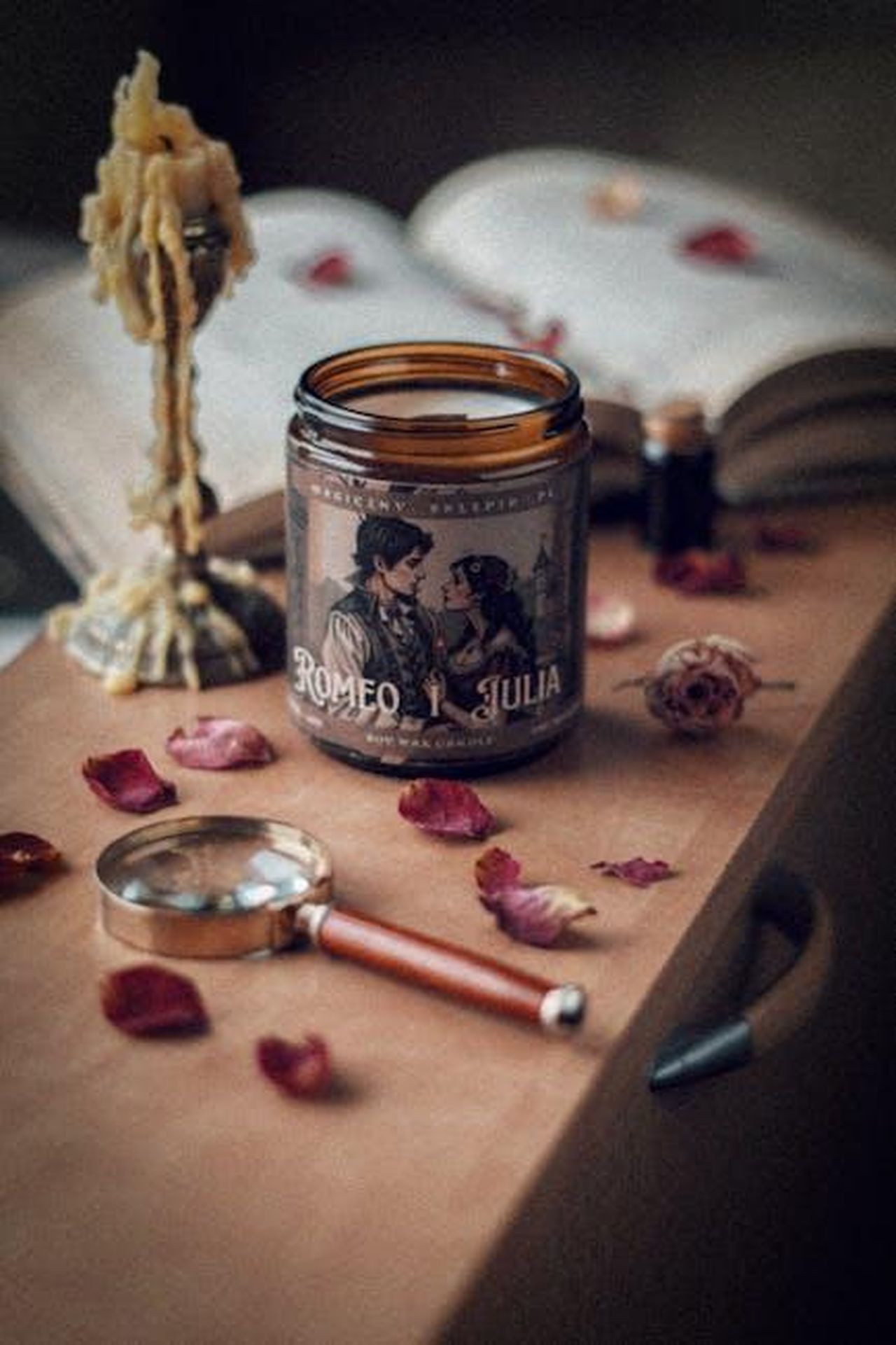 Un_tema_che_omaggia_Montale_e_Lalla_Romano_u8ZhFNdyeh - Confidenze24 Source: Valeriia Harbuz - pexels - Artistic candle setup with petals and an open book, perfect for vintage decor inspiration.