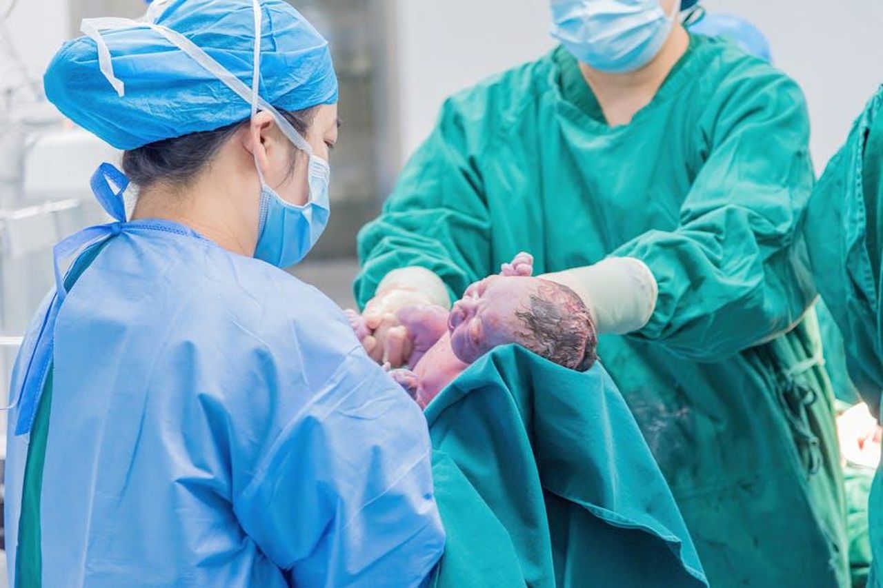 Una_delle_cose_pi_spaventose_che_si_possano_affrontare_pP9Lb44rIl - Confidenze24 Source: Lemniscate L - pexels - Medical professionals holding a newborn baby in a hospital setting, highlighting care.