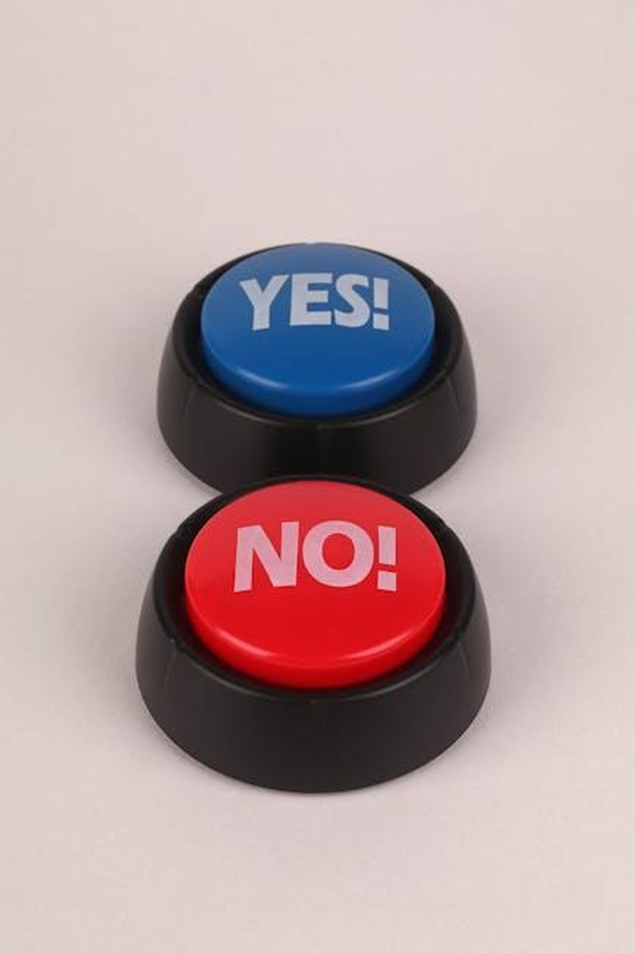 Una_possibile_spiegazione_da_un_ex_concorrente_bOQBVdgqiV - Confidenze24 Source: Ann H - pexels - Red and blue push buttons labeled YES and NO, symbolizing choices and decisions.