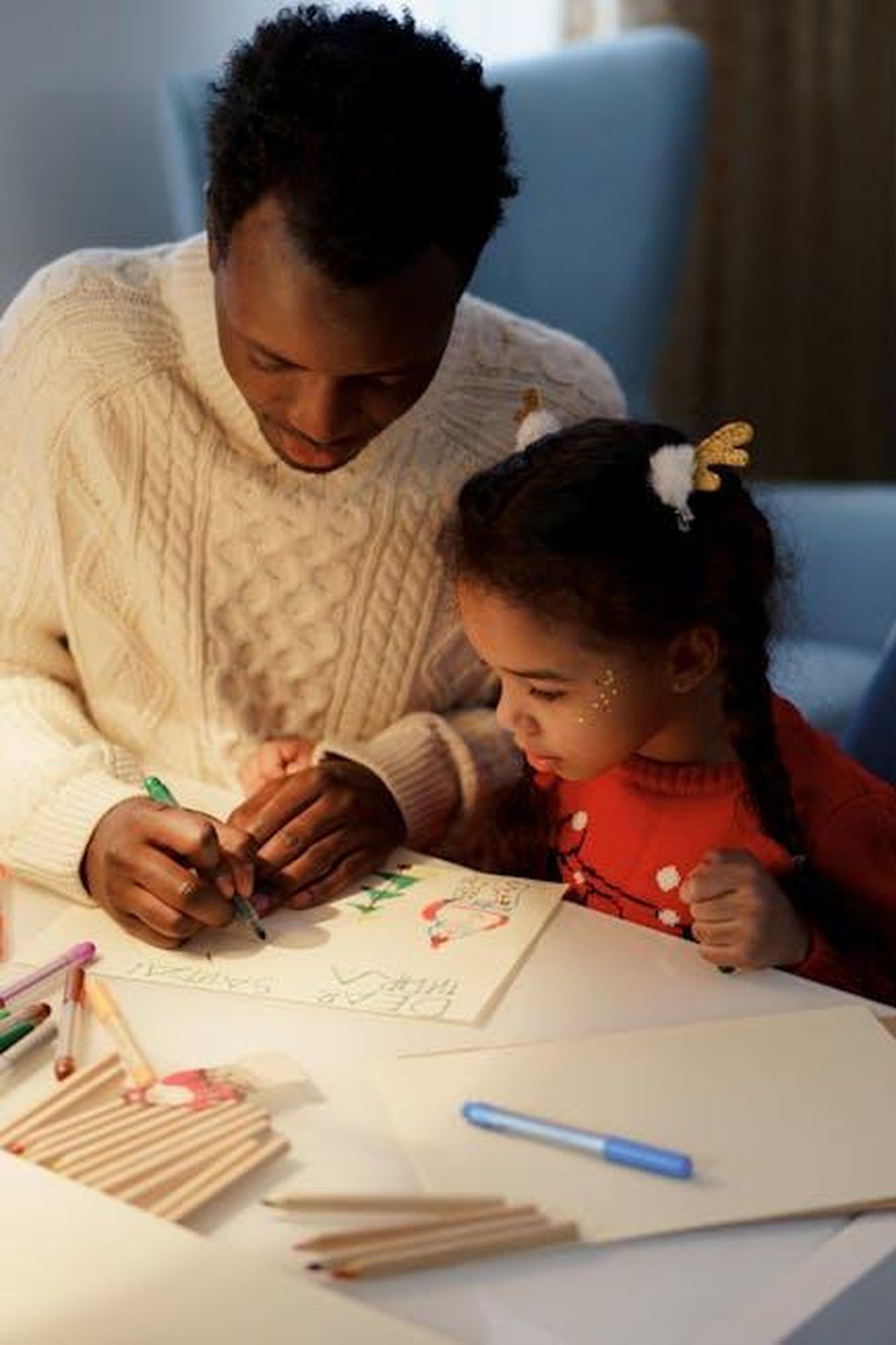Una_vita_dedicata_alla_famiglia_e_allarte_7heeZxFfK4 - Confidenze24 Source: cottonbro studio - pexels - Father and daughter enjoying quality time crafting a Christmas letter with colorful materials.