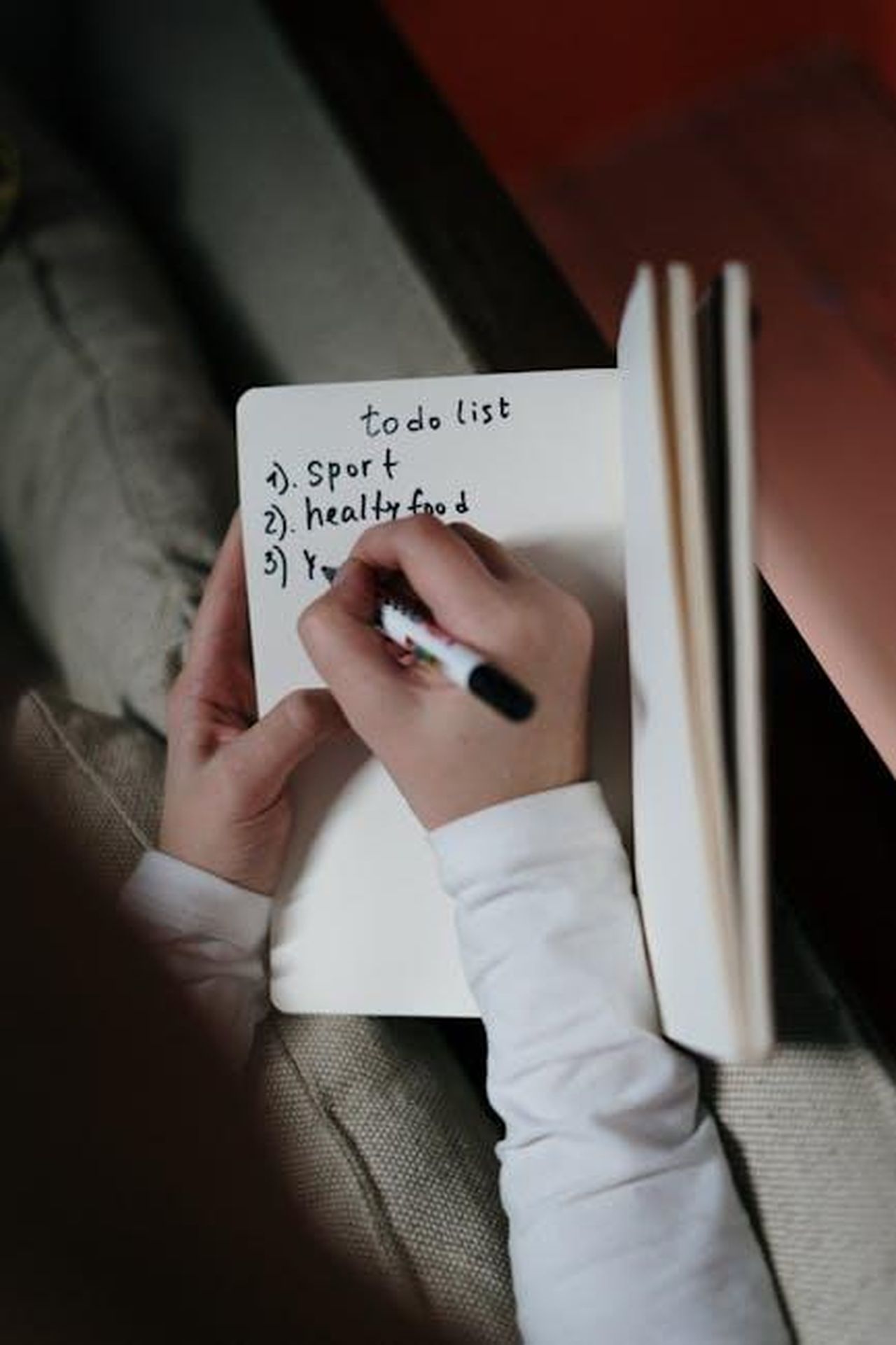 Unarchivista_della_vita_h9x4kQ47uj - Confidenze24 Source: cottonbro studio - pexels - Close-up of a person writing a to-do list with a pen in a notebook.