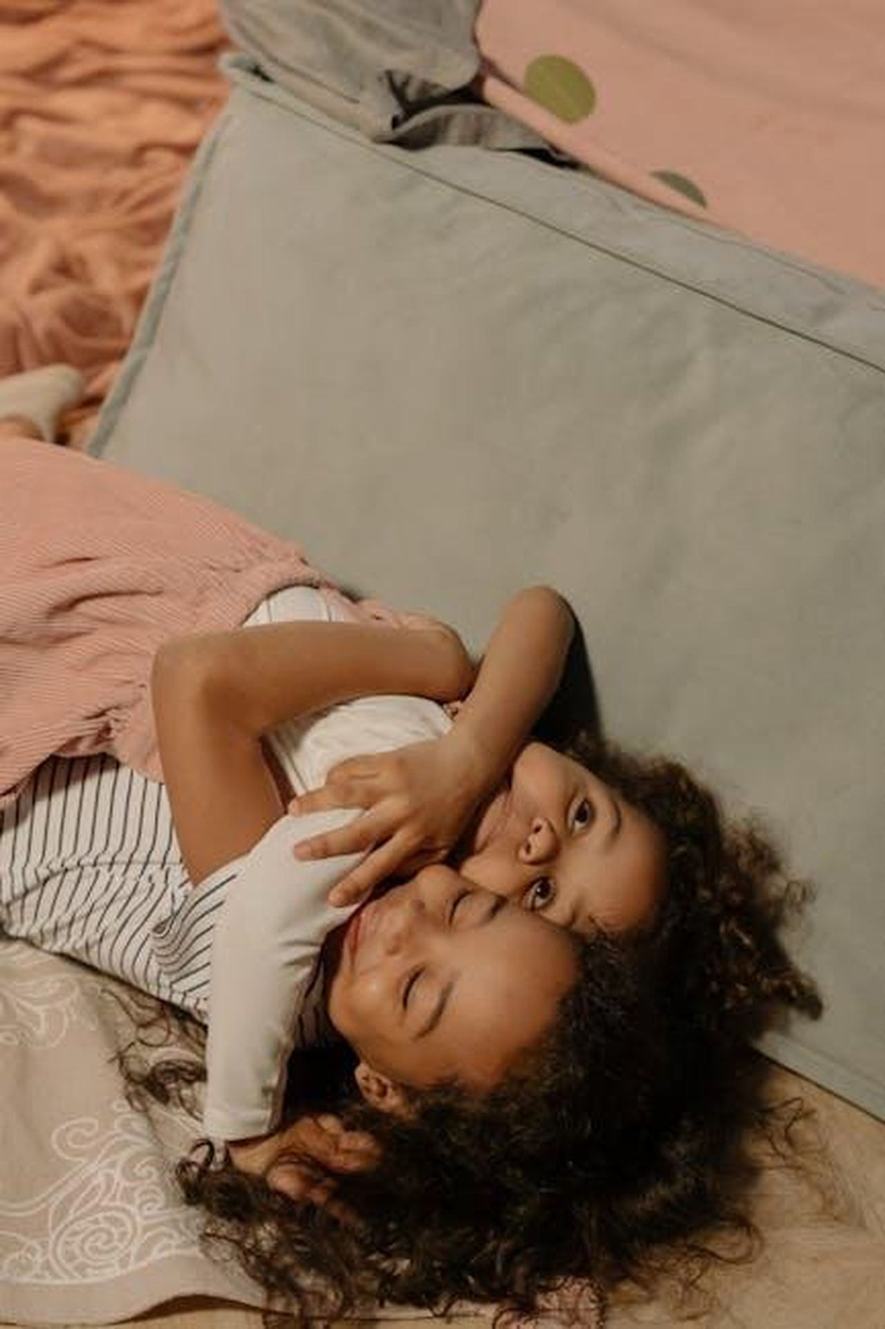 Uno_scherzo_che_ha_messo_alla_prova_le_dinamiche_della_Casa_T1QId2qKVB - Confidenze24 Source: cottonbro studio - pexels - Two young sisters with curly hair sharing a loving hug indoors, radiating warmth and joy.