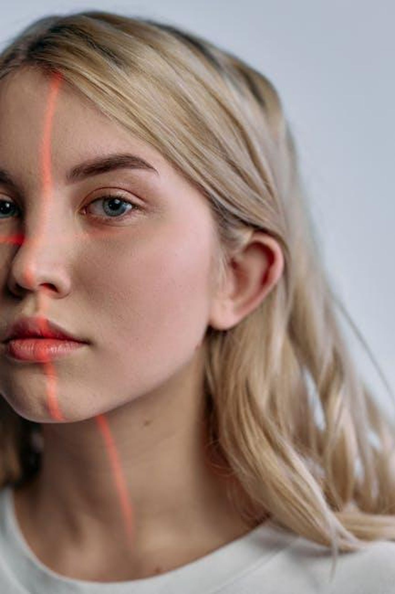 Valerio_Scanu_non_ci_sta_Mogol_ha_detto_una_castroneria_Gf6j4Ckfs8 - Confidenze24 Source: cottonbro studio - pexels - Close-up portrait of woman with laser scanning lines, symbolizing advanced technology in facial recognition.