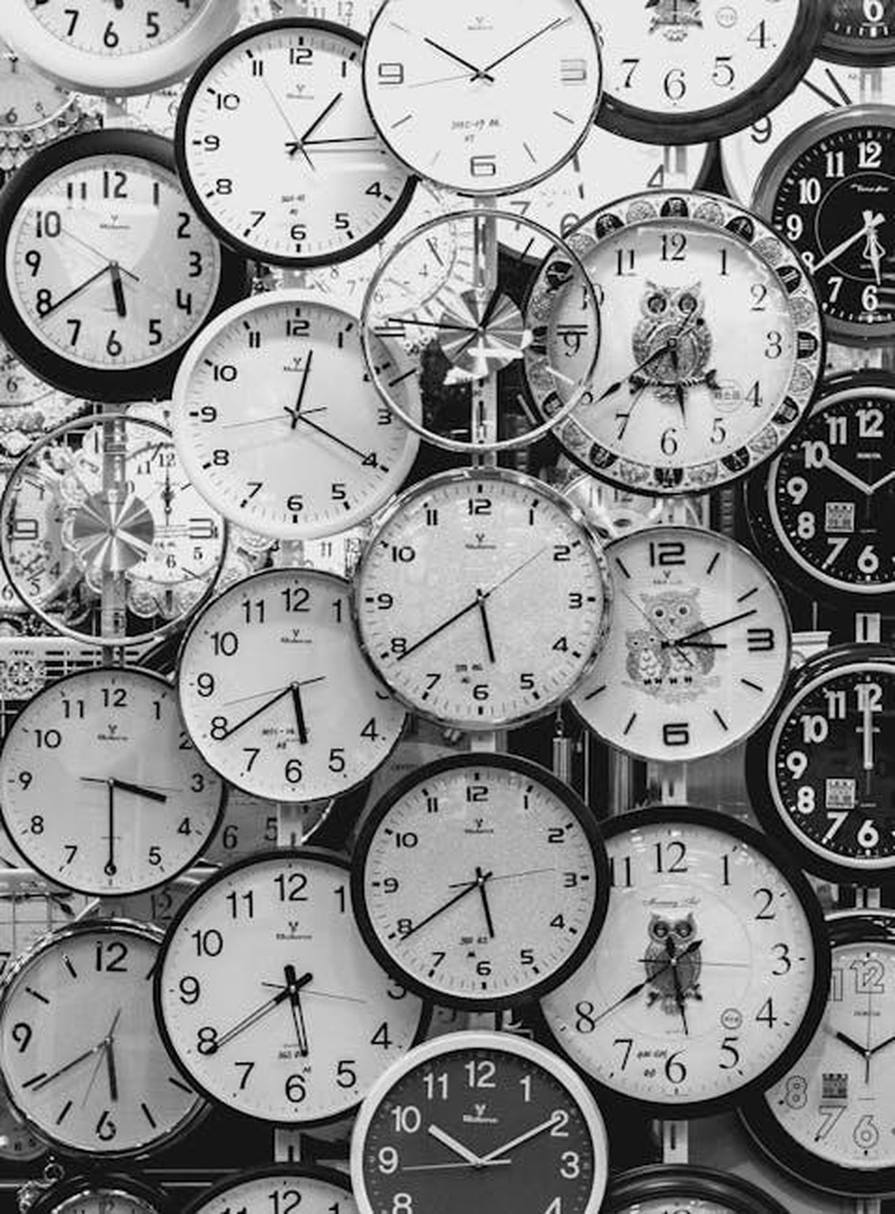 Valle_di_Cuori_quando_in_TV_la_nuova_soap_turca_nsOkB2IptT - Confidenze24 Source: Andrey Grushnikov - pexels - A black and white image displaying a diverse array of vintage wall clocks.