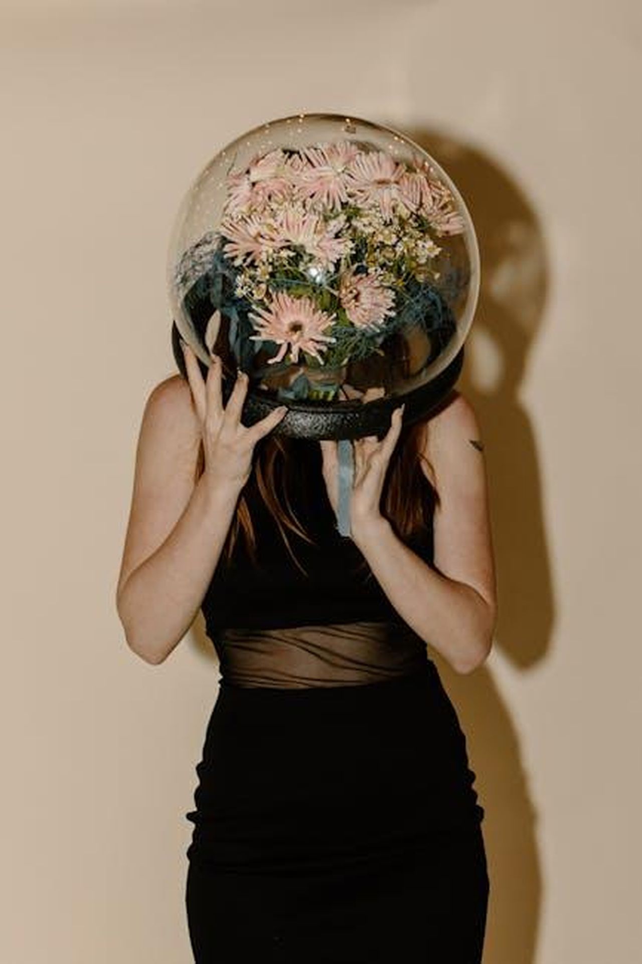 Venere_retrograda_in_Ariete_cosa_aspettarsi_V7BmAOxJoM - Confidenze24 Source: Tara Winstead - pexels - A creative portrait of a woman in a black dress wearing a floral-filled spacesuit helmet.