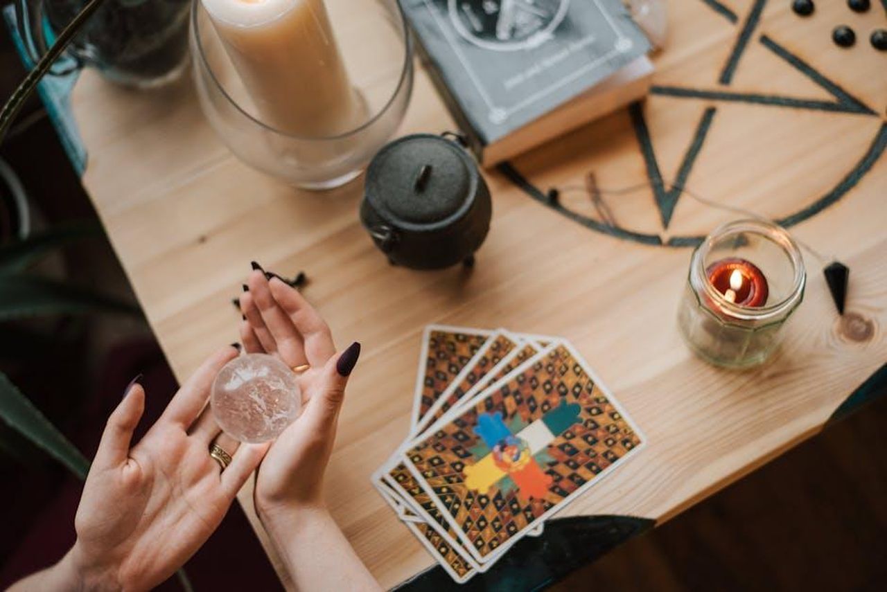 Vergine__HnOvUpK8ry - Confidenze24 Source: Anete Lusina - pexels - A serene mystical scene with tarot cards, crystals, and candles, perfect for divination.