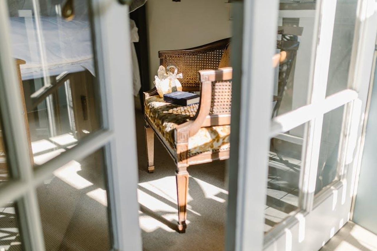Vergine__Lattenzione_aiuta_in_ogni_progetto_AKosu6W4PS - Confidenze24 Source: RDNE Stock project - pexels - Sunlight illuminates a cozy interior with classic wooden furniture, creating a warm ambiance.