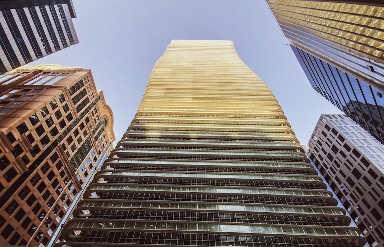 Vergine_gioved_interessante_GhNo4CbDnZ - Confidenze24 Source: MOHAMAD ALOUL - pexels - A dramatic view of modern skyscrapers and architectural marvels in Abu Dhabi's skyline.