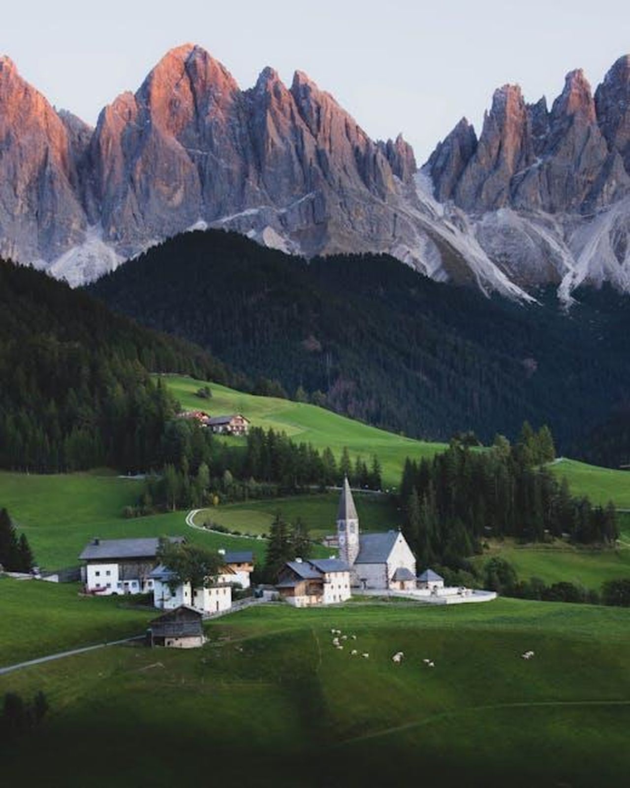 Vergine_nuove_opportunit_i1P2BjI3eo - Confidenze24 Source: Dajana Reçi - pexels - Scenic view of St. Magdalena village with Dolomites backdrop at sunrise, South Tyrol, Italy.
