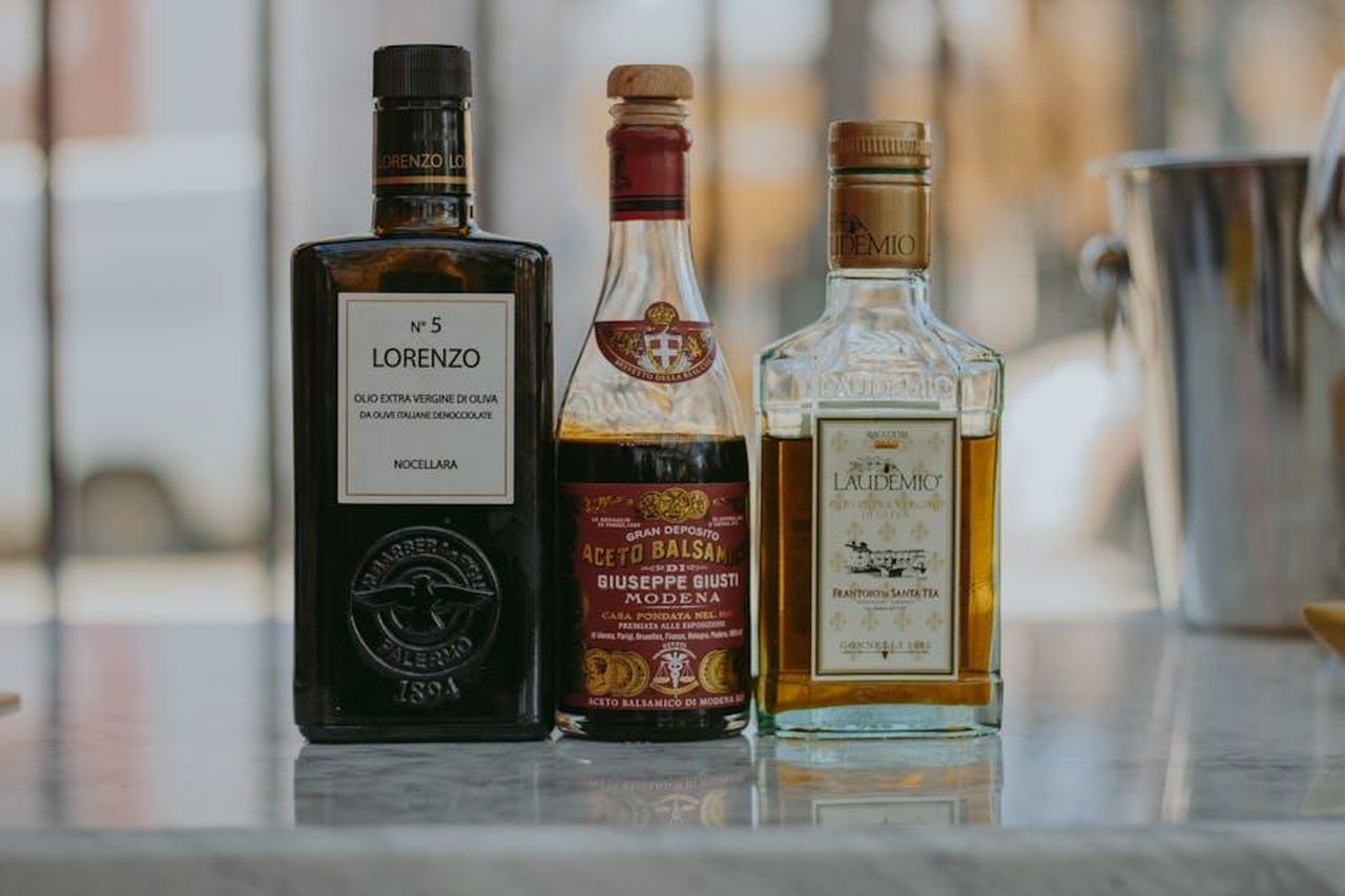 Vergine_stabilit_in_amore_e_lavoro_y2pnpGVyaX - Confidenze24 Source: Ruslan Rozanov - pexels - Elegant display of olive oil and balsamic vinegar bottles on a marble surface.