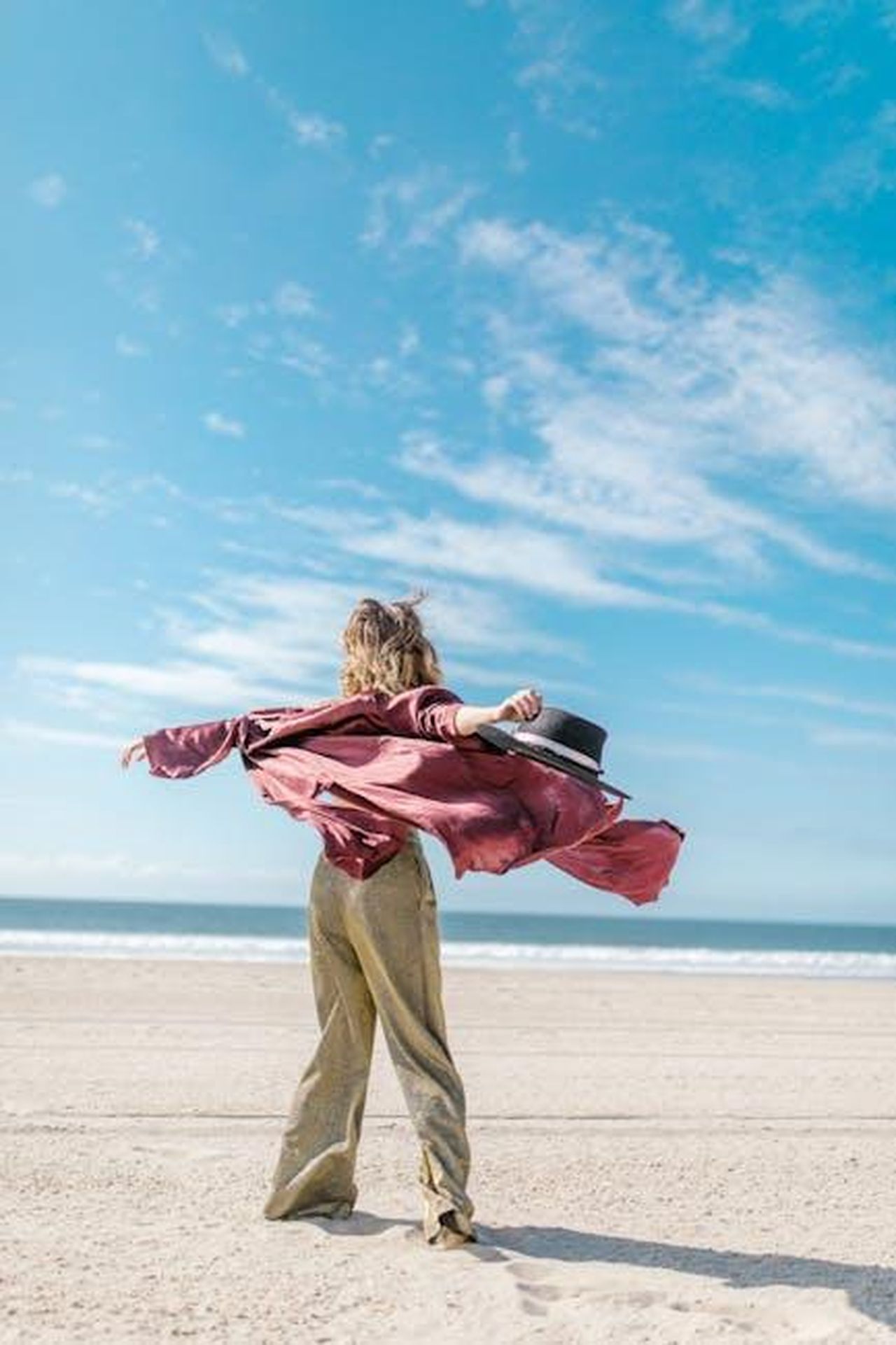 Vergine_stabilit_sentimentale_YwUM50cb6b - Confidenze24 Source: RDNE Stock project - pexels - A joyful person embracing the freedom of a sunny day at the beach, symbolizing adventure and relaxation.