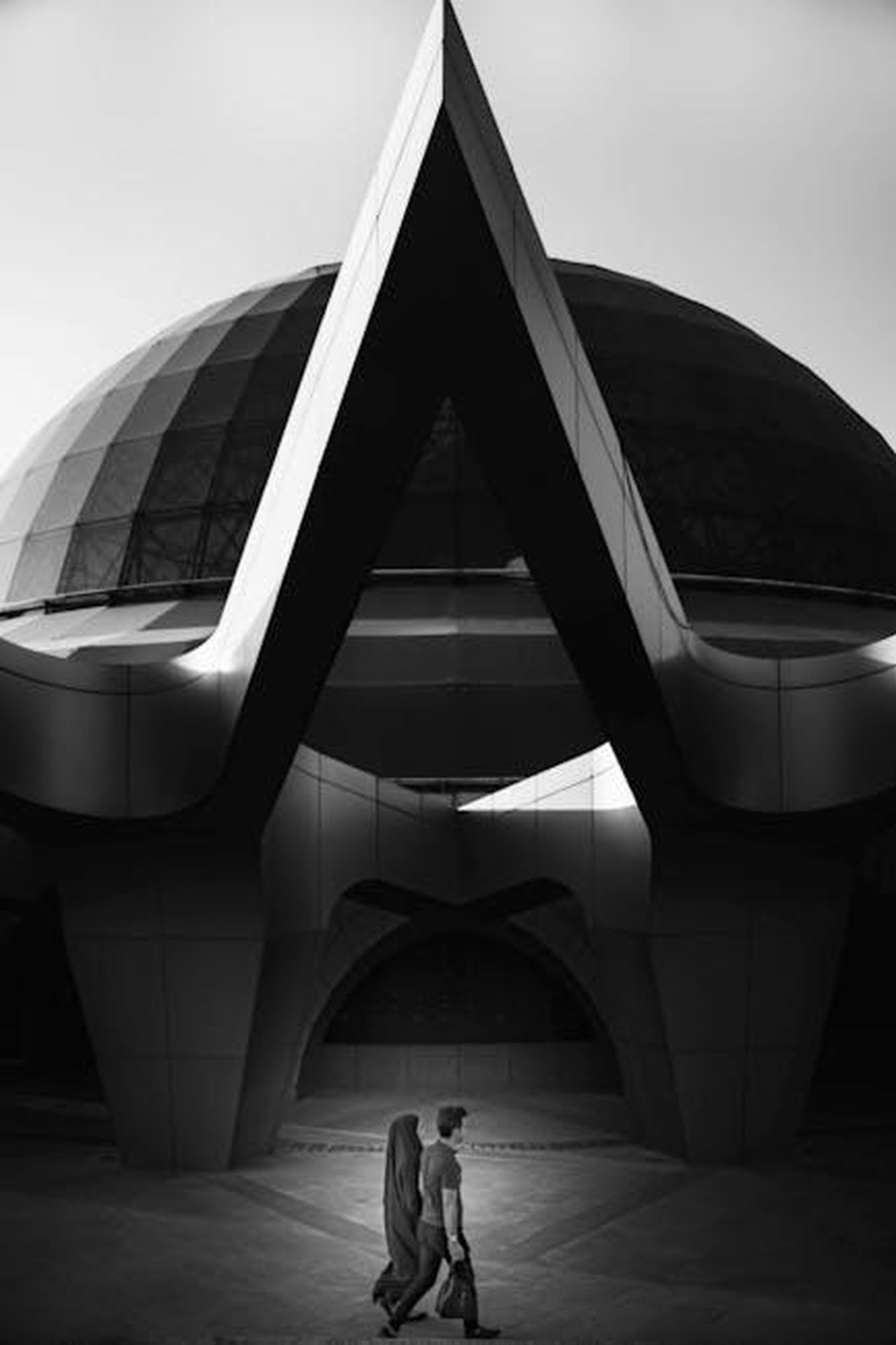Viola_resta_con_Gelsomina_e_Domenico_a_Napoli_aFIr2icmzM - Confidenze24 Source: Hamid Mohammad Hossein Zadeh Ha - pexels - Monochrome view of iconic dome architecture with a lone walker in Tehran.