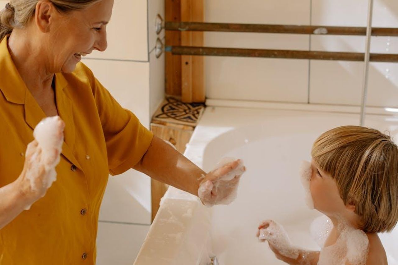Virtudes_e_Simona_conflitto_irrisolto_2rSPejCbaq - Confidenze24 Source: cottonbro studio - pexels - A joyful grandmother and her grandson sharing a fun moment in the bathroom with soap bubbles.