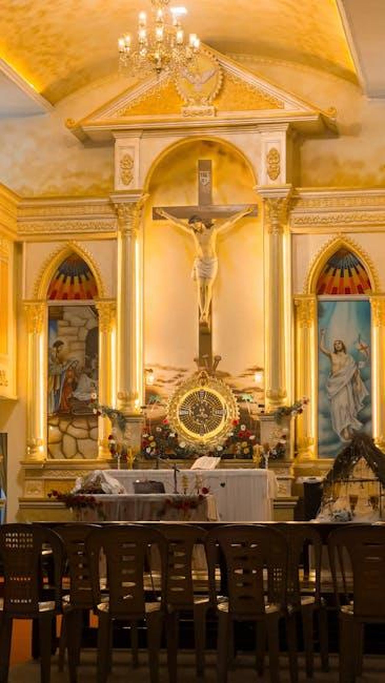 Waithe_ha_accompagnato_Erivo_ai_Golden_Globes_e_ai_Grammys_nel_2025_6PHlyHrzYa - Confidenze24 Source: J Thach - pexels - Beautifully lit altar in a Milan church showcasing religious art and architecture.
