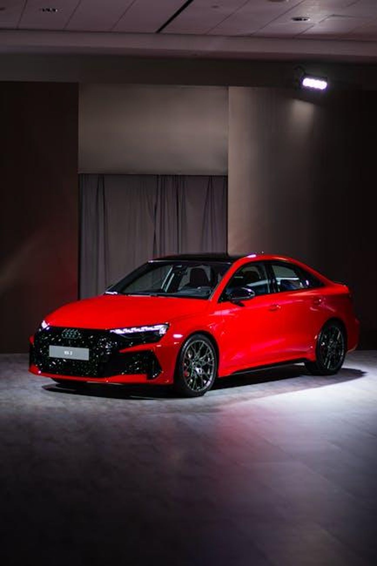 Waithe_ha_supportato_Erivo_durante_la_promozione_di_Wicked_nel_2024_lw4NL38d5p - Confidenze24 Source: Anurag Jamwal - pexels - Elegant red Audi RS showcased in a studio setting, highlighting the car's design.