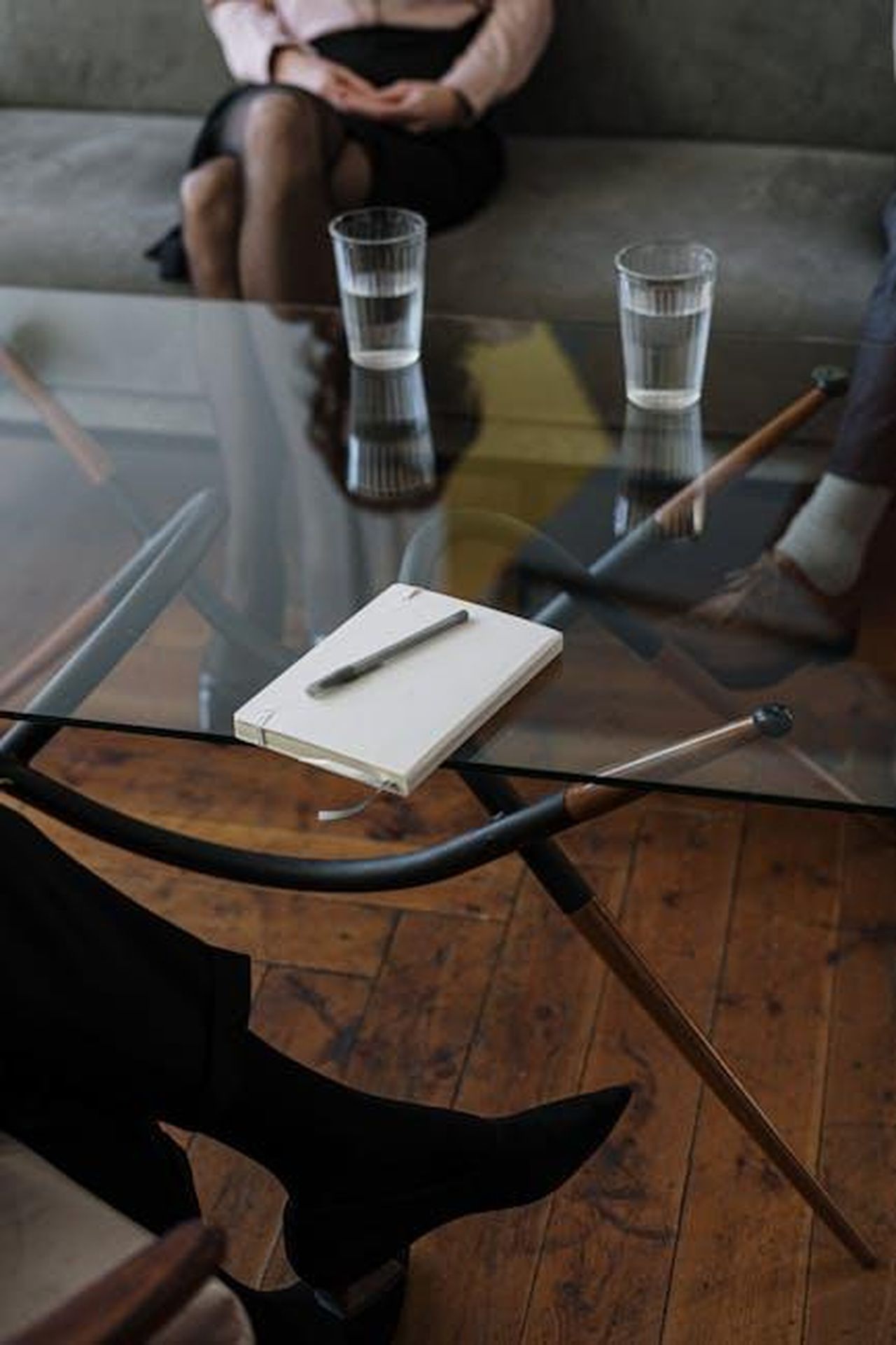 Waithe_si_separa_dalla_moglie_Alana_Mayo_nel_gennaio_2020_uJud5QjvJX - Confidenze24 Source: cottonbro studio - pexels - Close-up of a counseling session with two glasses of water and a notepad on a glass table.