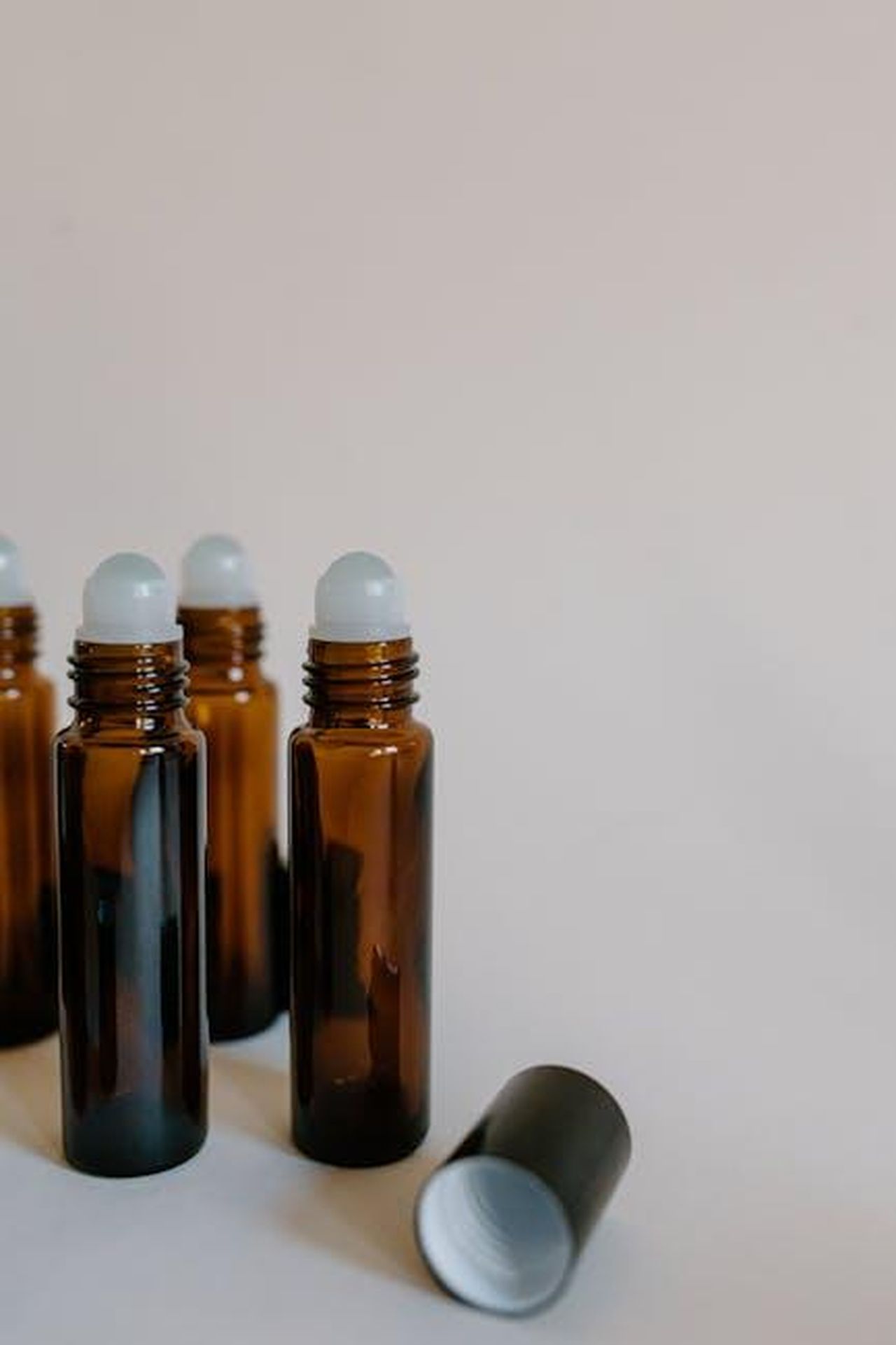 Wild_Cosmetics_Deodoranti_Ricaricabili_e_Naturali_kUbF7rPgcb - Confidenze24 Source: Tara Winstead - pexels - Set of brown glass roller bottles for essential oils, perfect for aromatherapy and self-care routines.
