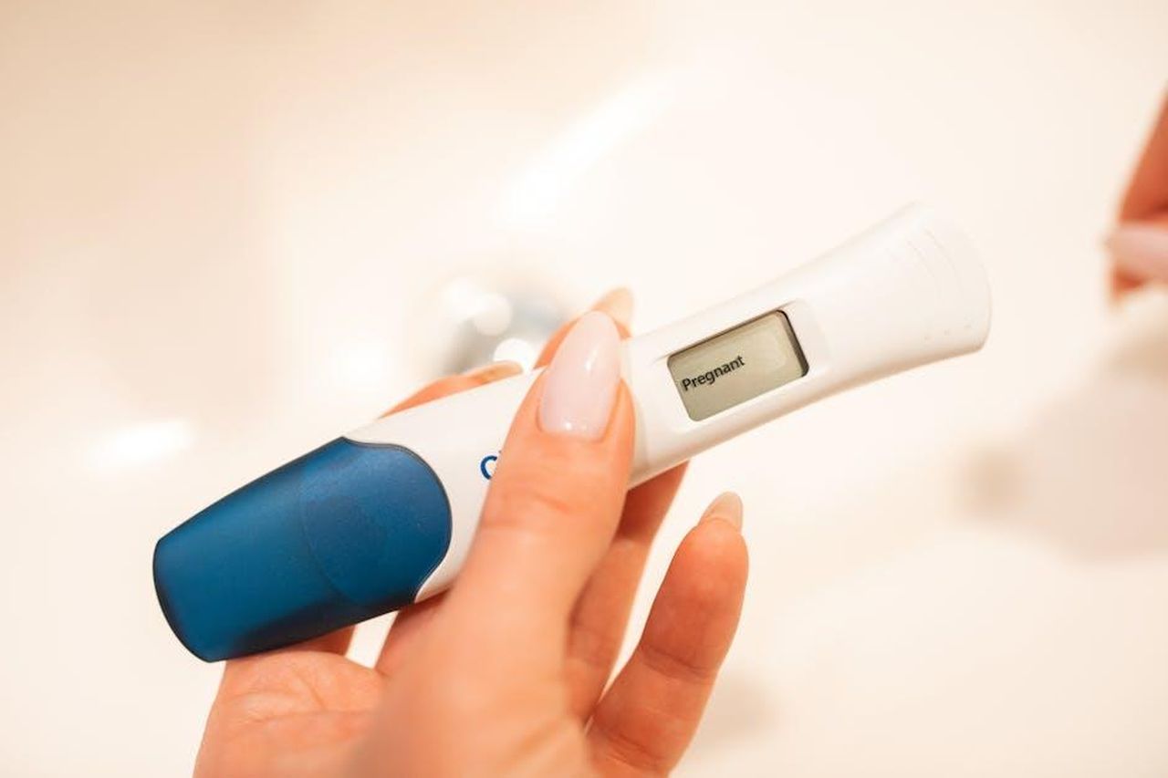 Yeim_scopre_che_Dilek__incinta_di_Tarik_e_vuole_leredit_di_yk_4fZ0p8KI49 - Confidenze24 Source: RDNE Stock project - pexels - Close-up view of a positive digital pregnancy test held by a woman with manicured nails.
