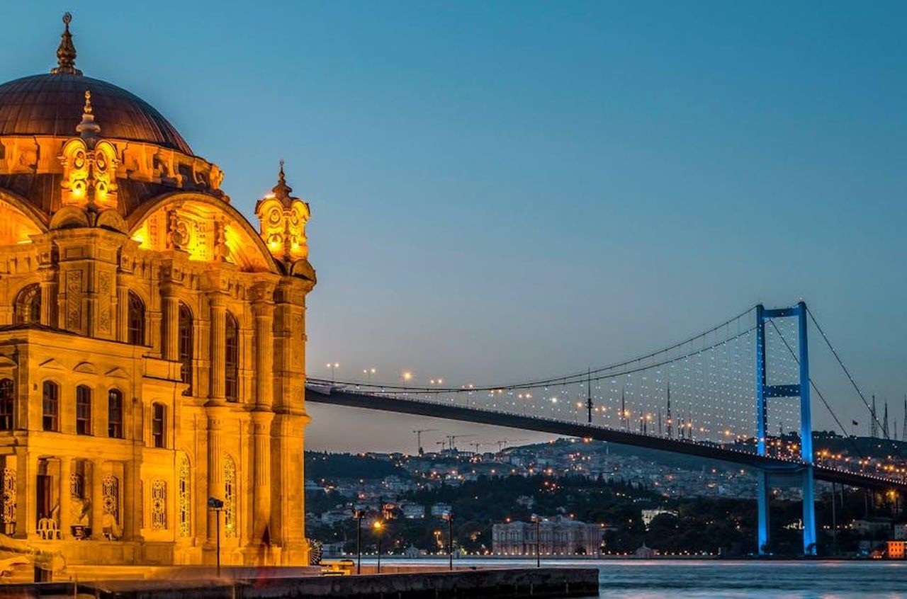 Yeim_torna_a_Istanbul_e_scopre_che_yk__scomparsa_Js6O215ak3 - Confidenze24 Source: Burak Karaduman - pexels - Illuminated Ortaköy Mosque and Bosphorus Bridge overlooking Istanbul's Bosphorus at dusk.