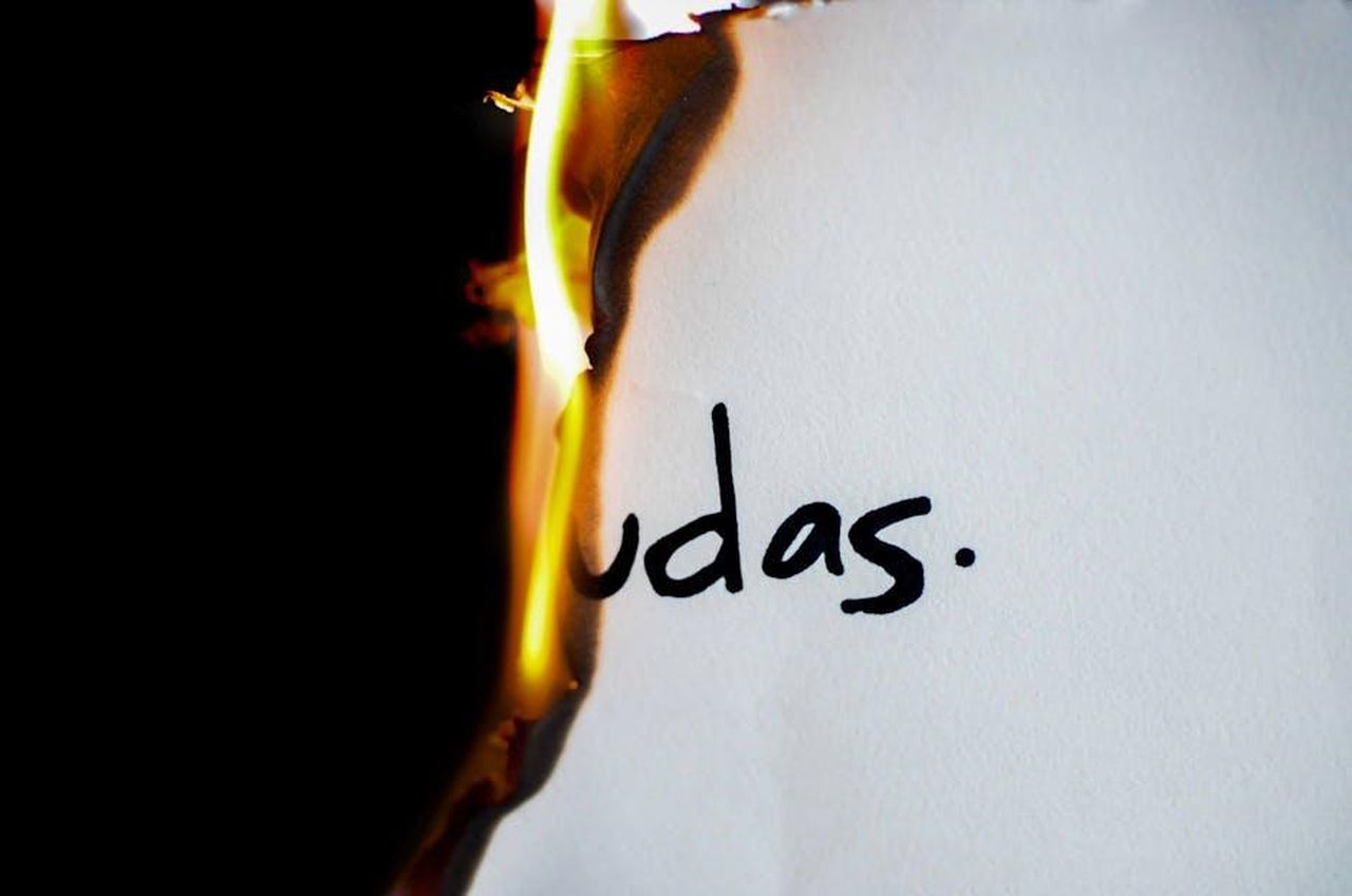 Yesim_ha_causato_la_morte_della_sua_amica_Burcu_mlm6KBLoGk - Confidenze24 Source: Amy Pointer - pexels - A piece of paper with handwritten text 'udas' partially engulfed in flames.