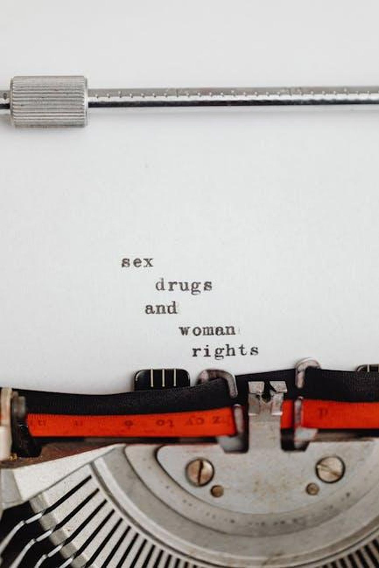 13_Il_tuo_clitoride_ama_la_comunicazione_MBZzF5pgpi - Confidenze24 Source: Photo By: Kaboompics.com - pexels - Close-up of typewriter paper with feminist and rebellious themes, typed phrases.