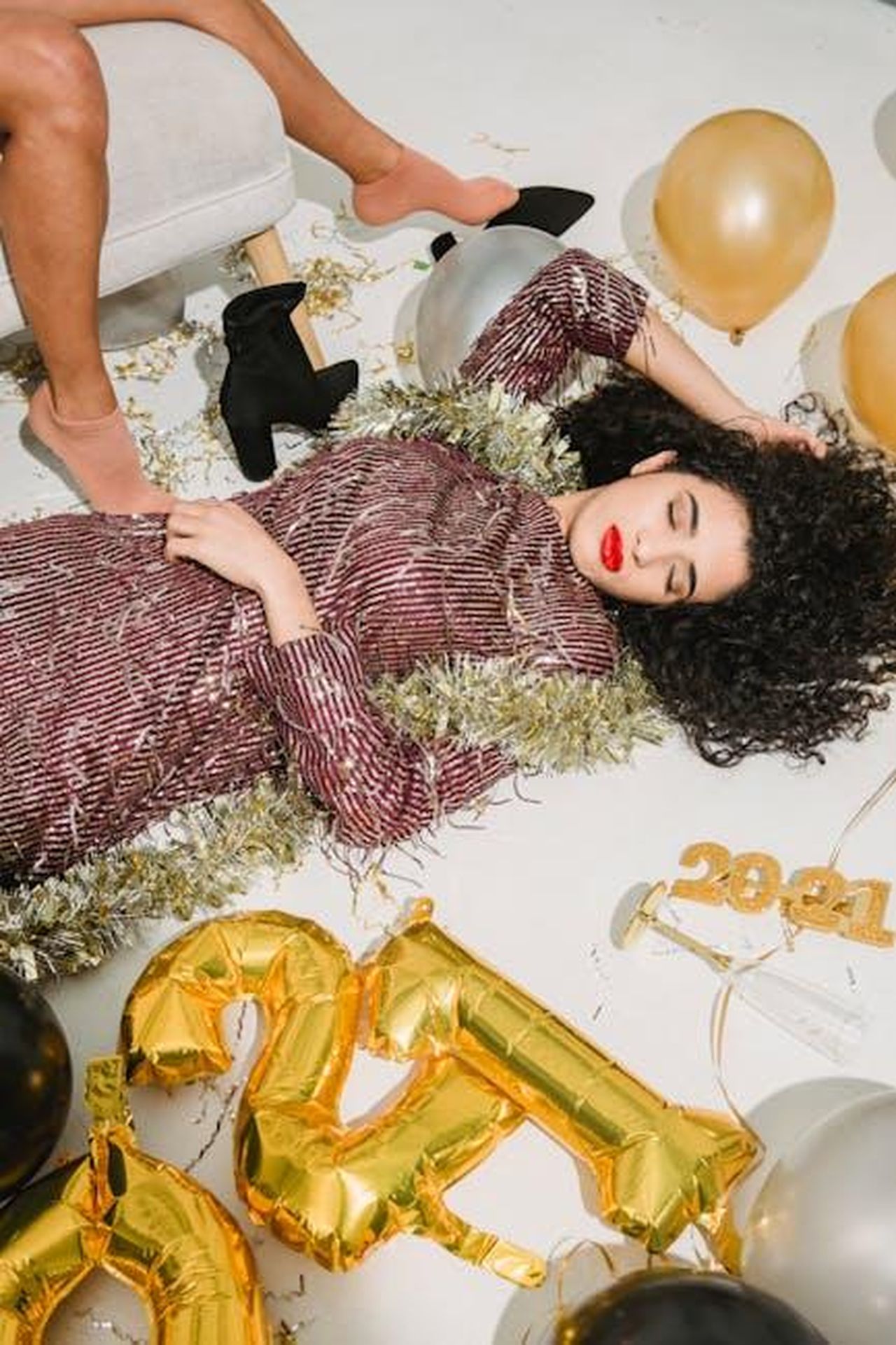 13_Settembre_2021_Il_loro_primo_Met_Gala_vjWt5fk0kx - Confidenze24 Source: Julia Larson - pexels - Woman in festive attire surrounded by balloons celebrating New Year's indoors.