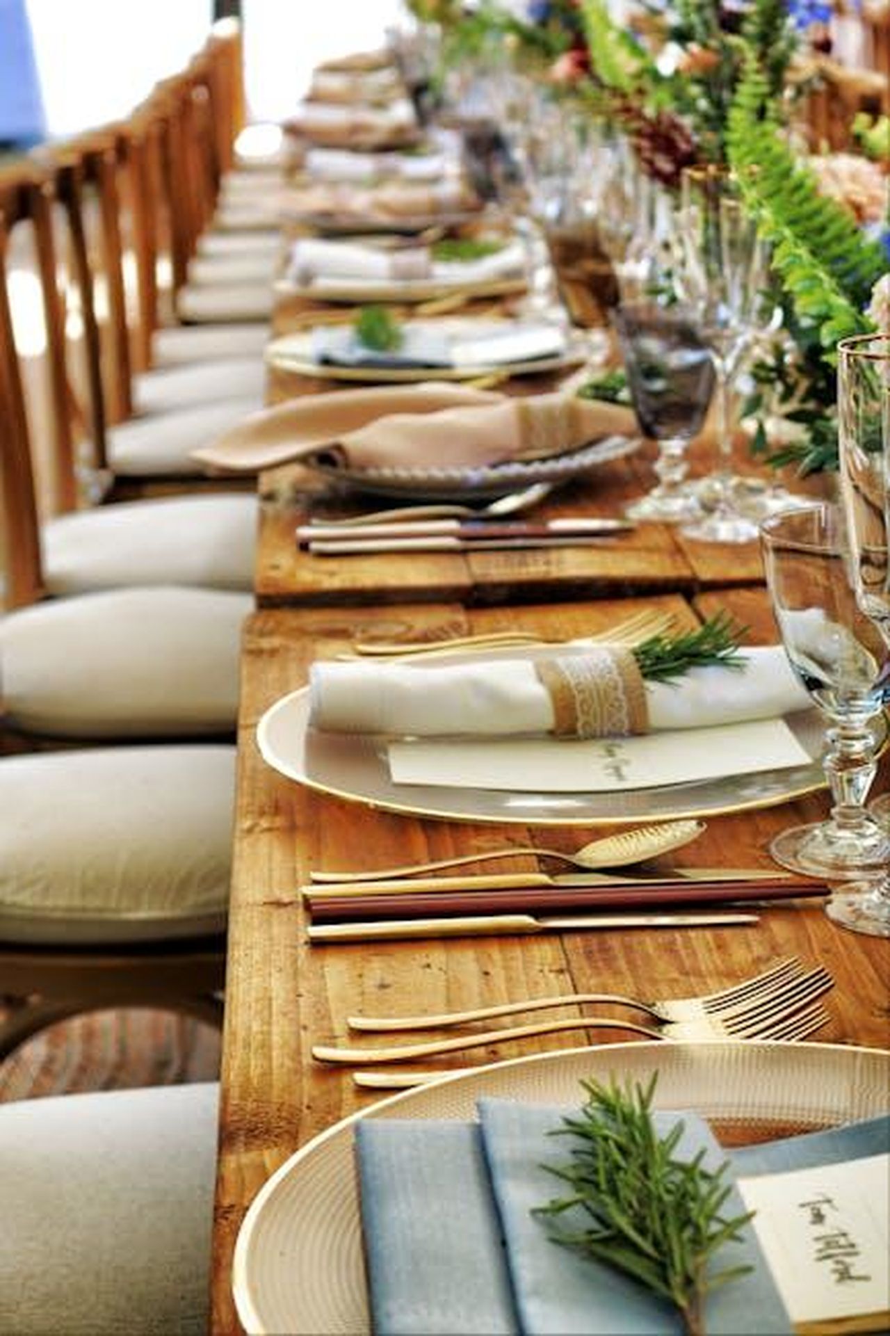 15_gennaio_2024_Brady_e_Shayk_di_nuovo_insieme_D0xlY3s9Zv - Confidenze24 Source: Mat Brown - pexels - Close-up of a beautifully arranged table setting with flowers and cutlery, perfect for weddings or fine dining.