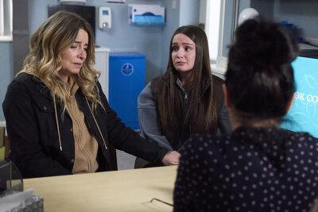 1_Il_dispiacere_della_gravidanza_di_Sarah_x4ge8Z05Zr - Confidenze24 1. Il dispiacere della gravidanza di Sarah Sarah e Charity durante l'appuntamento