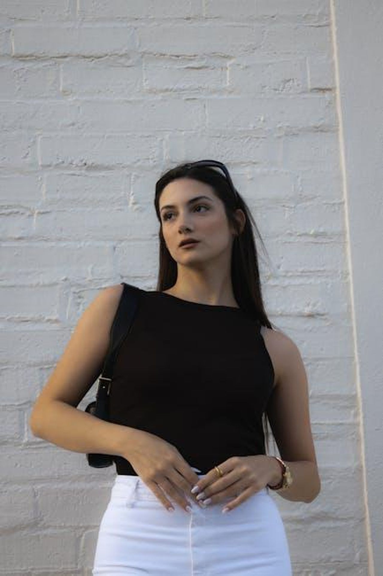 2000_Un_evento_con_la_figlia_Kate_cv5H4oO37O - Confidenze24 Source: OG Productionz - pexels - Elegant female model poses in front of a white brick wall during daytime, showcasing modern fashion.