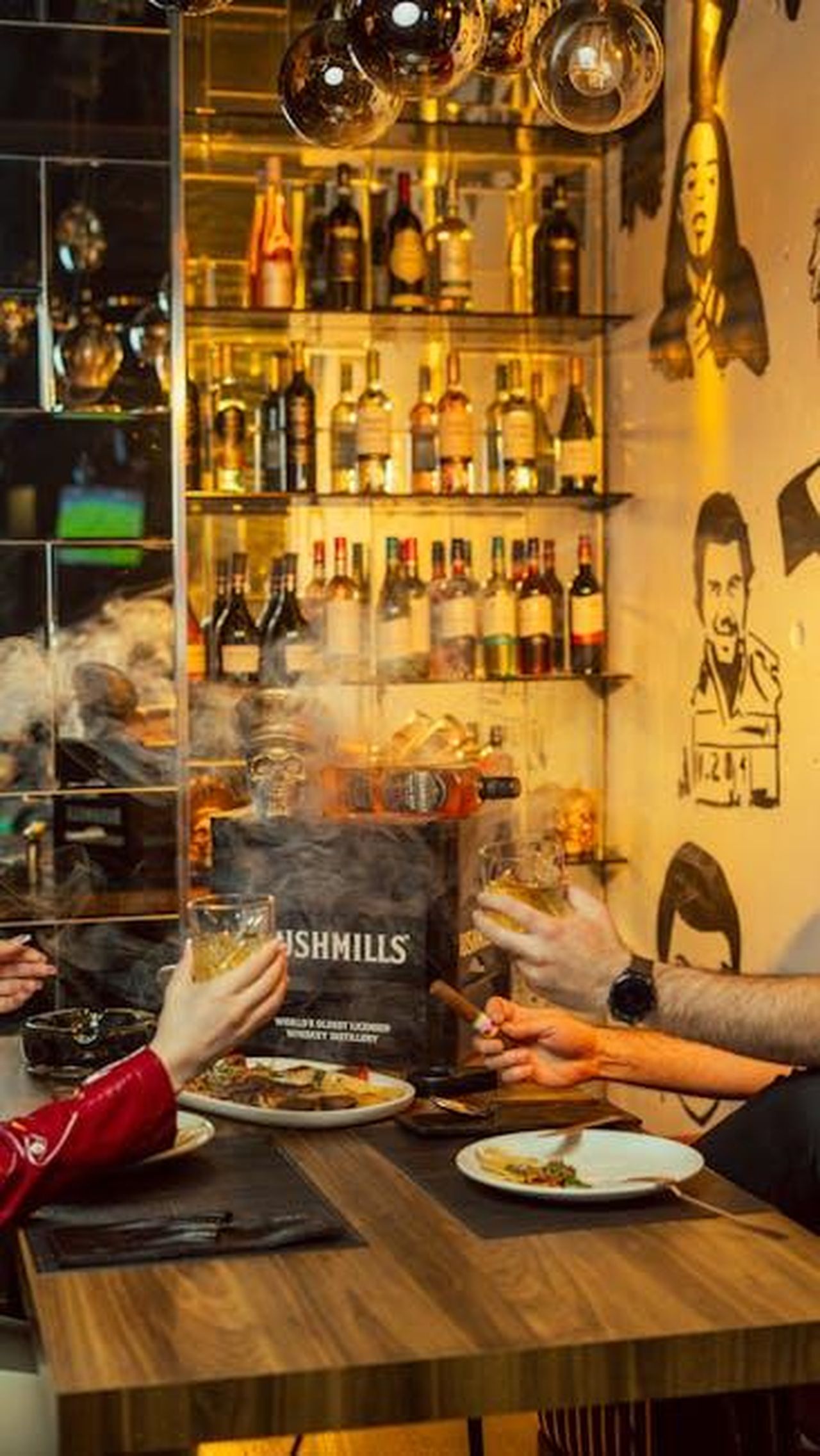 21_febbraio_2025_Brady_e_Shayk_riprovano_ER0FBVrW3C - Confidenze24 Source: Daroon jasm - pexels - Friends share drinks and food in a vibrant whiskey bar in Erbil, Iraq.