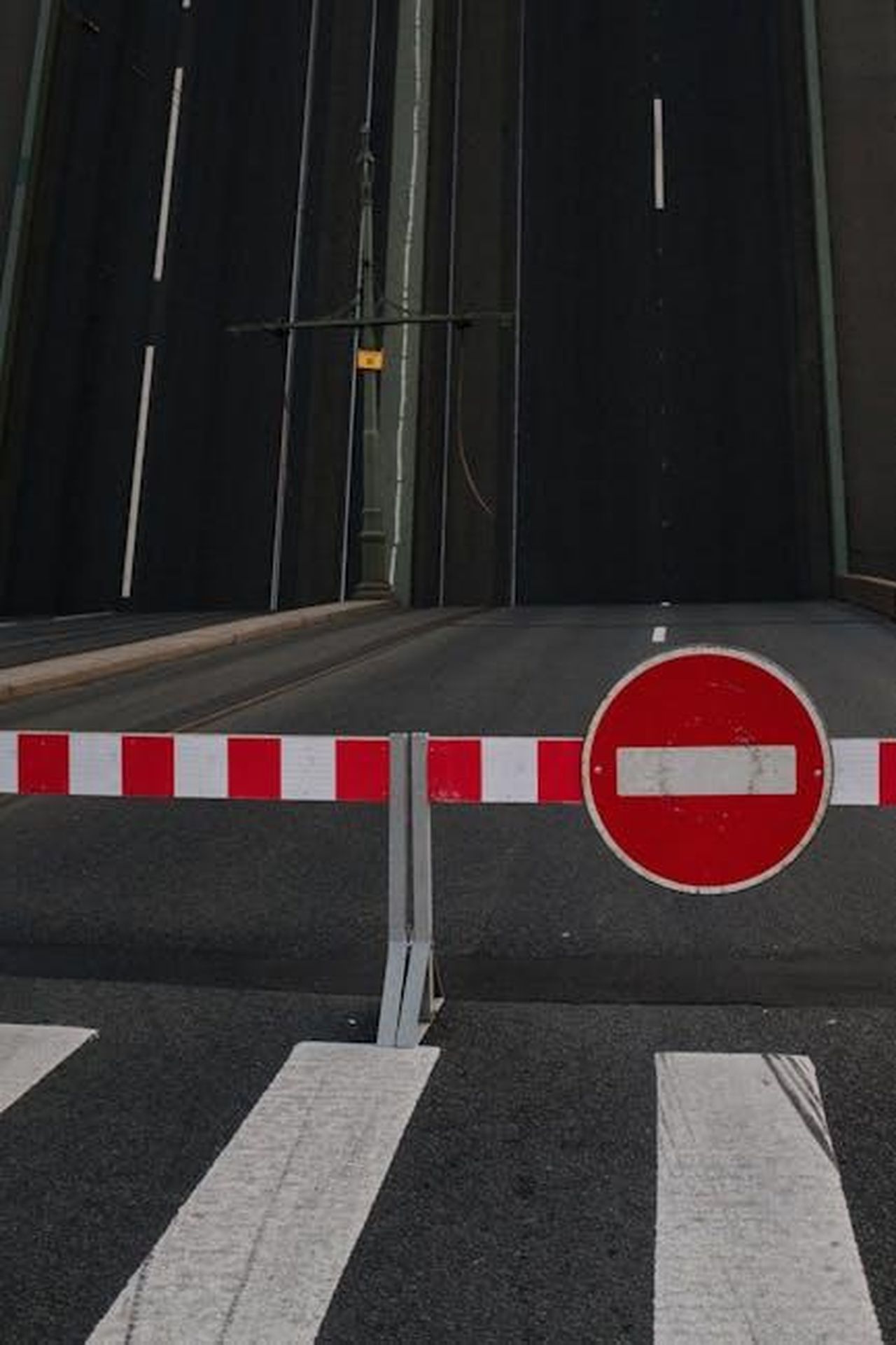 2_Il_clitoride_pu_avere_unerezione_tQZefcDgSr - Confidenze24 Source: cottonbro studio - pexels - An empty city street with a closed drawbridge and a no-entry sign.