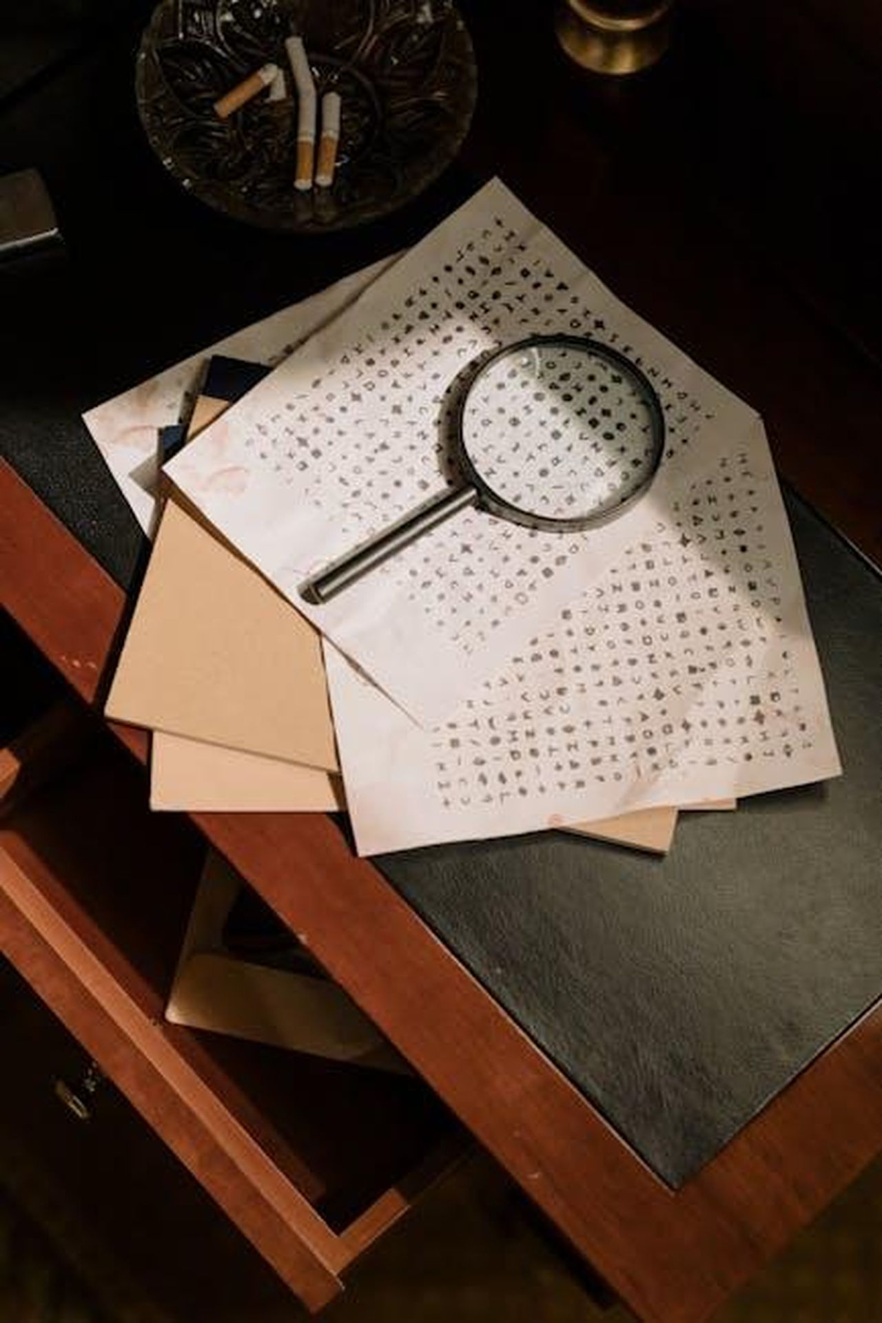 2_Lisa_disarmata_srPpqBePfZ - Confidenze24 Source: cottonbro studio - pexels - A vintage office scene with cryptic documents and a magnifying glass, evoking mystery and detective work.