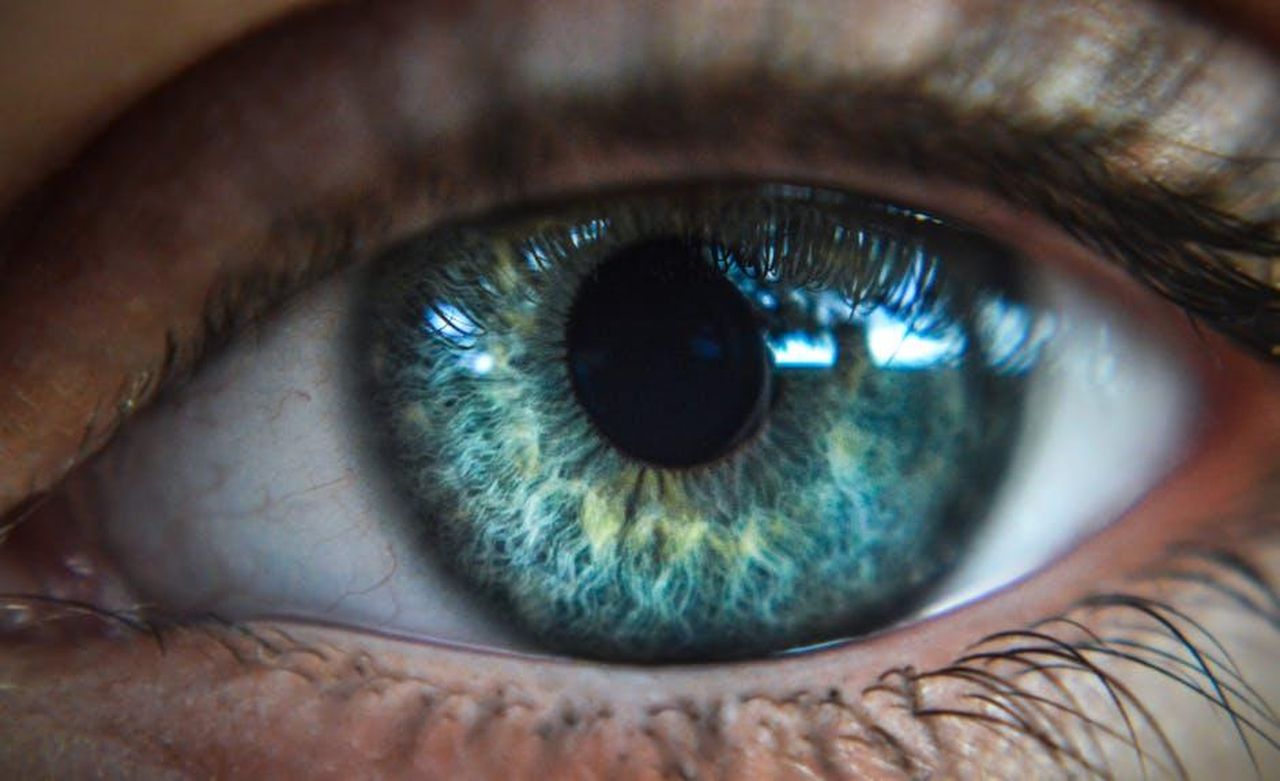 3__pi_sensibile_di_quanto_pensassimo_v8K51wGP4J - Confidenze24 Source: Rodrigo Gabotto - pexels - High-resolution close-up of a blue eye showcasing intricate iris patterns and eyelashes.