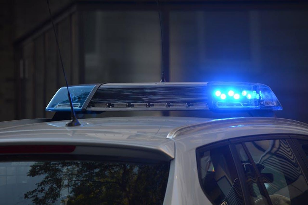 4_Jack_jcMKMHRNXD - Confidenze24 Source: Pixabay - pexels - Close-up of a police car's flashing blue lights in an urban environment.