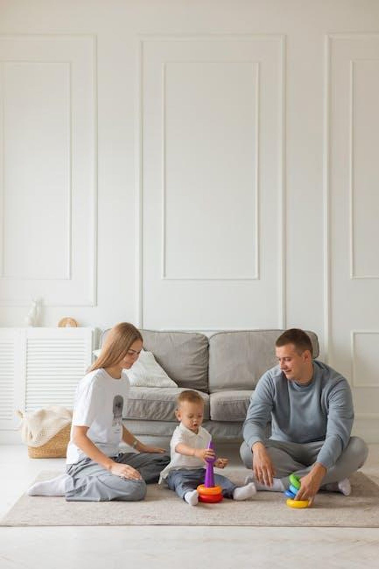 4_Offri_il_giusto_tipo_di_incoraggiamento_e_supporto_IX18swVpe6 - Confidenze24 Source: Polesie Toys - pexels - A joyful family plays with toys on the living room floor, fostering bonding moments.