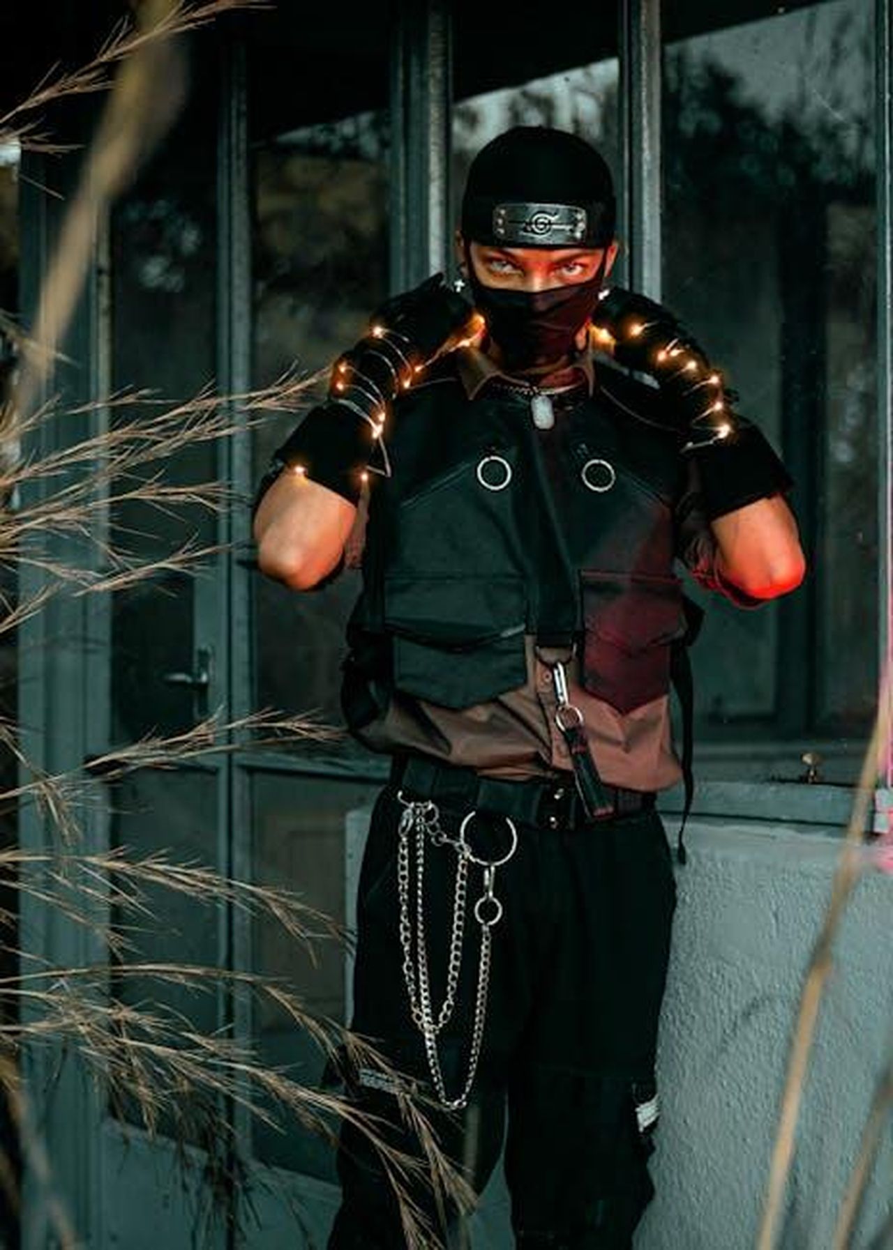 4_Un_personaggio_con_tanto_potenziale_ufM2ZAir1n - Confidenze24 Source: Lucretius Mooka - pexels - Captivating ninja cosplay in an urban setting with glowing accessories, creating a mysterious and dynamic atmosphere.