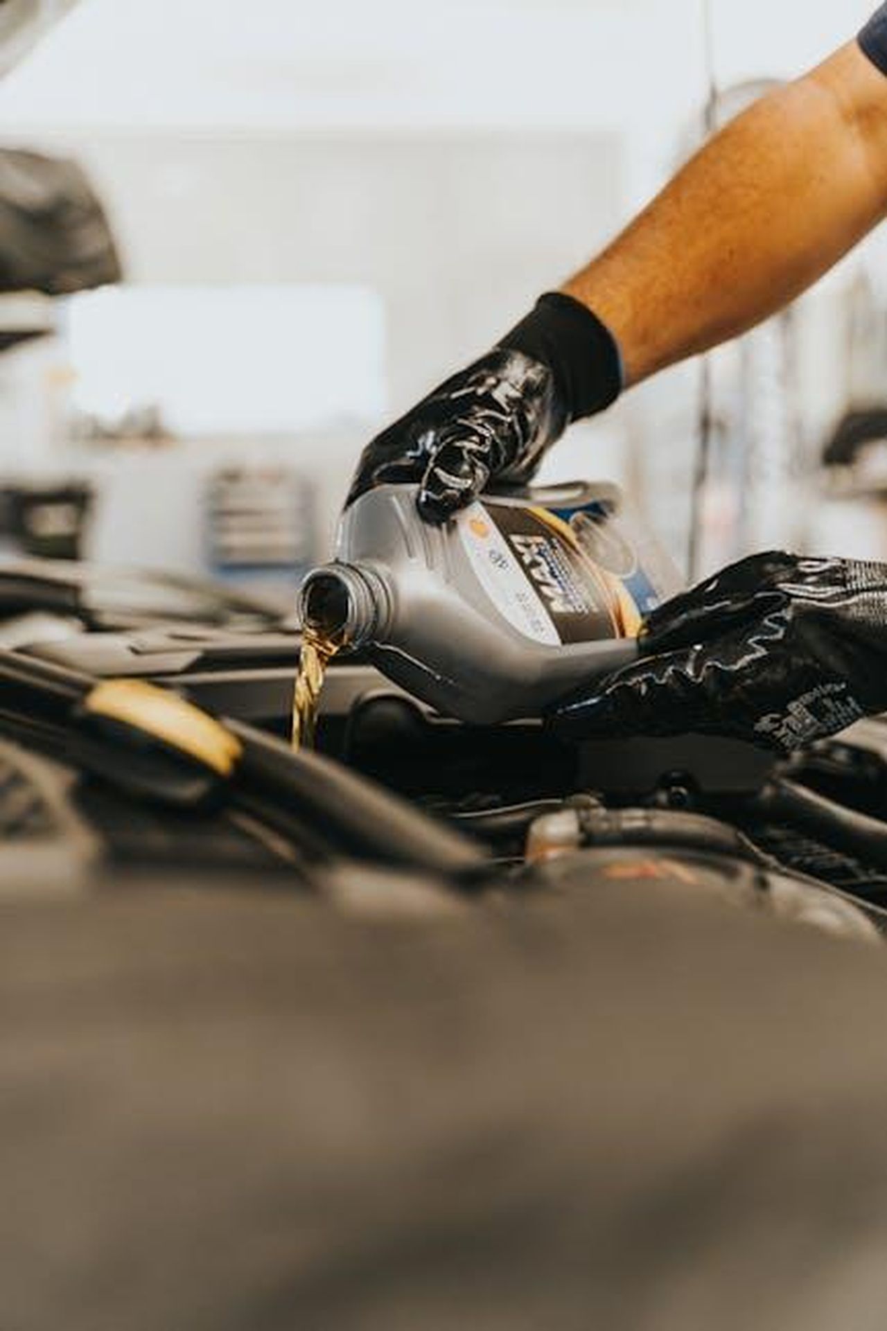 5_Il_tuo_clitoride_non_ama_la_secchezza_dVAFRvepON - Confidenze24 Source: Daniel Andraski - pexels - Close-up of a mechanic pouring engine oil into a car engine with gloved hands, indoors.