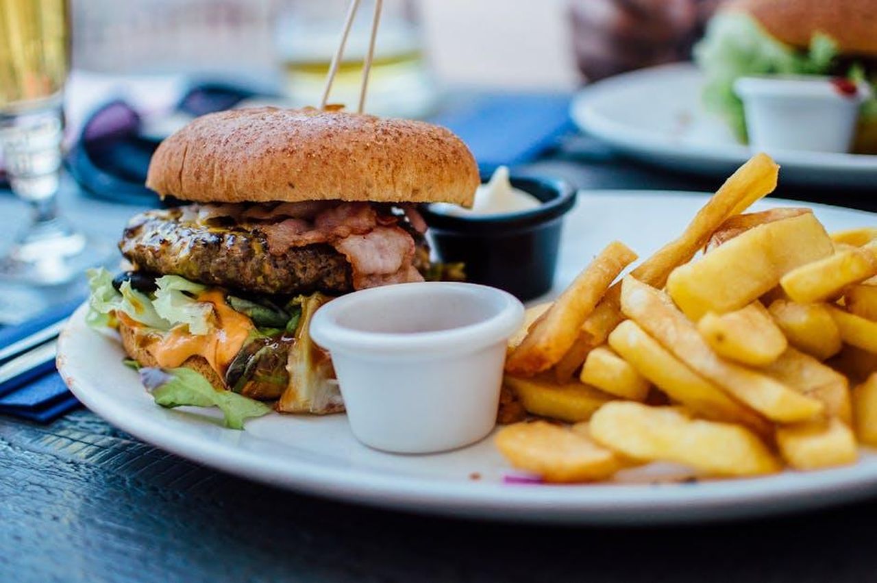 6_Spaghetti_in_scatola_rQXkwjWxtW - Confidenze24 Source: Robin Stickel - pexels - Close-up of a juicy burger and crispy fries served with sauces, perfect for a hearty meal.