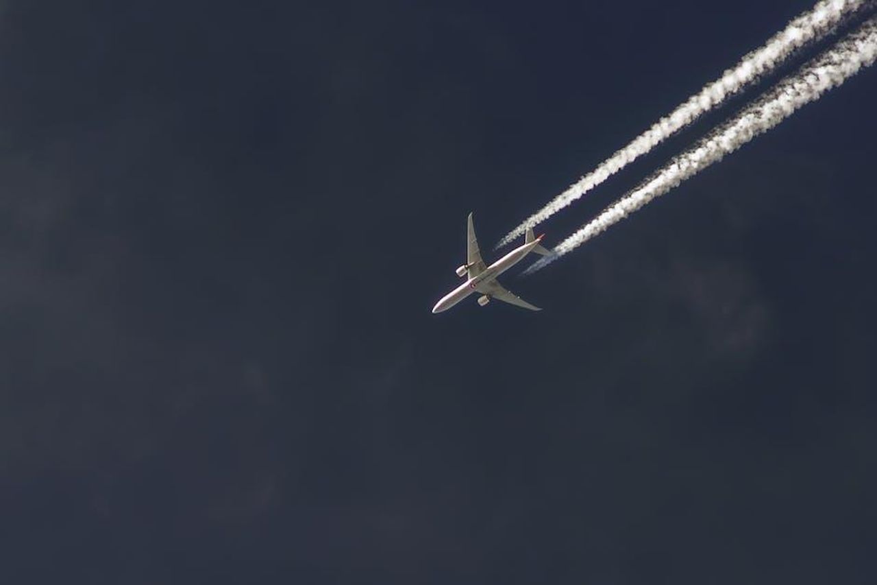 8_La_distanza_dallapertura_vaginale_influisce_sullorgasmo_MLxbVyKV5s - Confidenze24 Source: László Glatz - pexels - High-altitude airplane with contrails over Győr, Hungary, captured from above.
