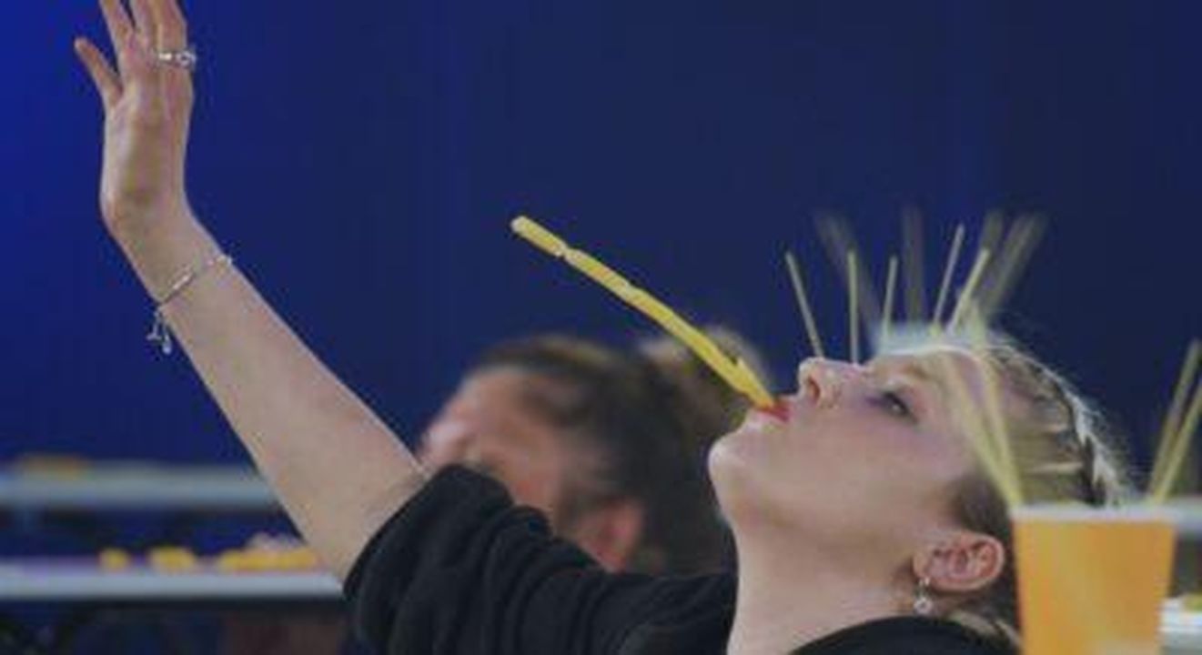 99_to_Beat_debutta_su_ITV_LFuOY6zwus - Confidenze24 Source: ITV - - Una donna che mette la pasta su spaghetti usando la bocca