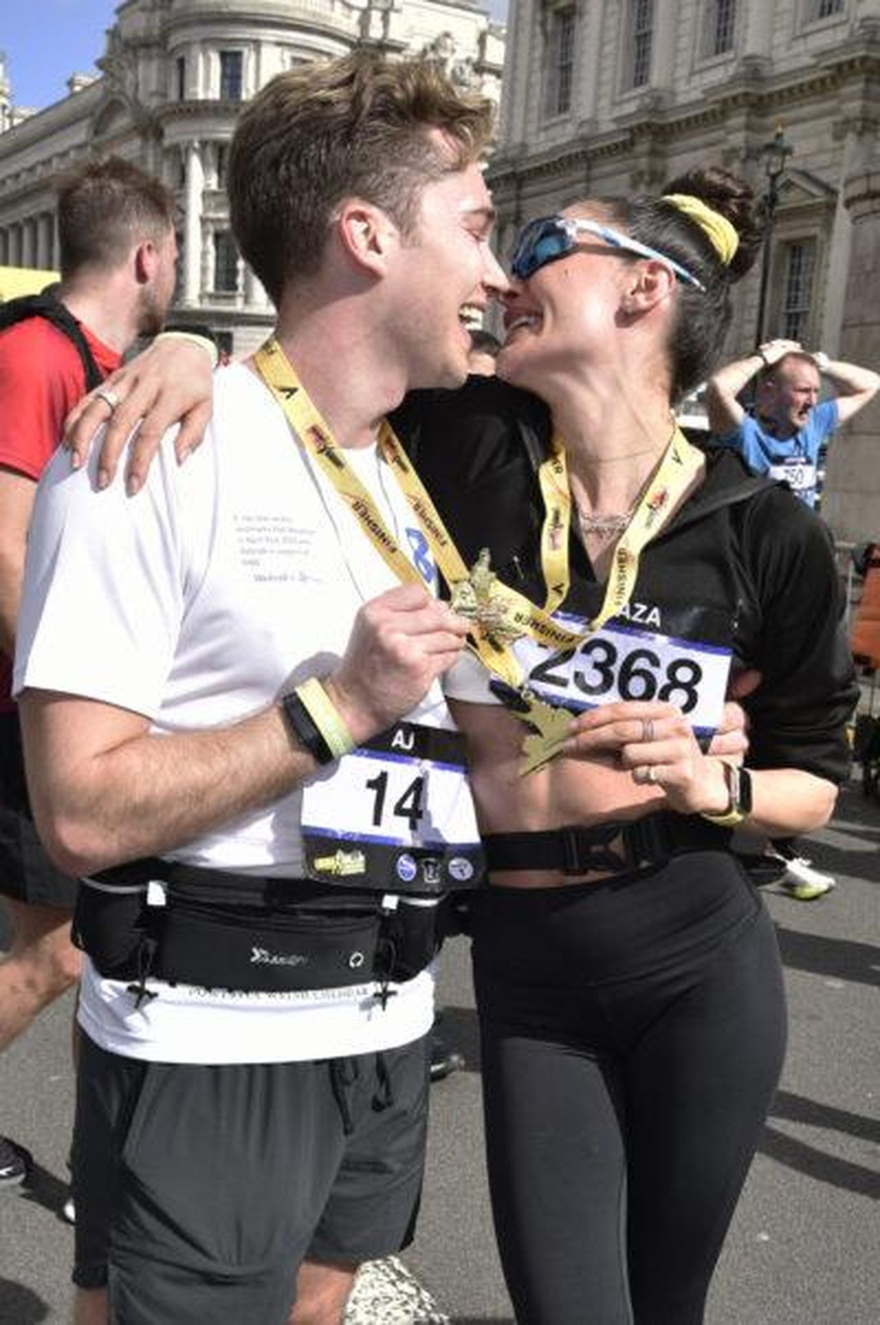 AJ_Pritchard_parla_del_suo_fidanzamento_con_Zara_BrOy22AlJ7 - Confidenze24 Source: CoverImages.com - - AJ Pritchard e Zara si baciano dopo una maratona
