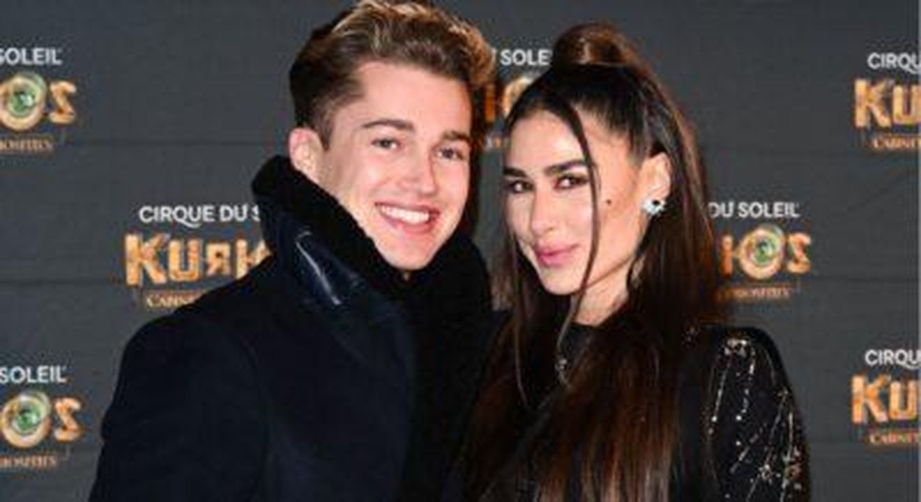 AJ_parla_del_suo_fidanzamento_con_Zara_ef8MCOgGFv - Confidenze24 Source: SplashNews.com - - AJ Pritchard e Zara Zoffany sorridenti insieme
