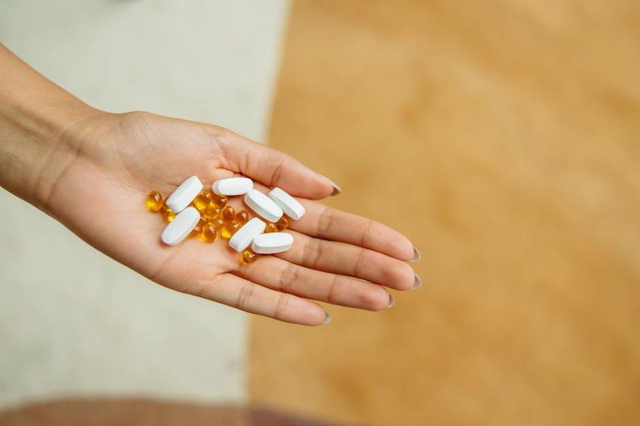 A_proposito_dellimmunit_naturale_GLBRsDmK9b - Confidenze24 Source: Yaroslav Shuraev - pexels - Close-up of a hand holding white pills and yellow capsules, symbolizing health and wellness.