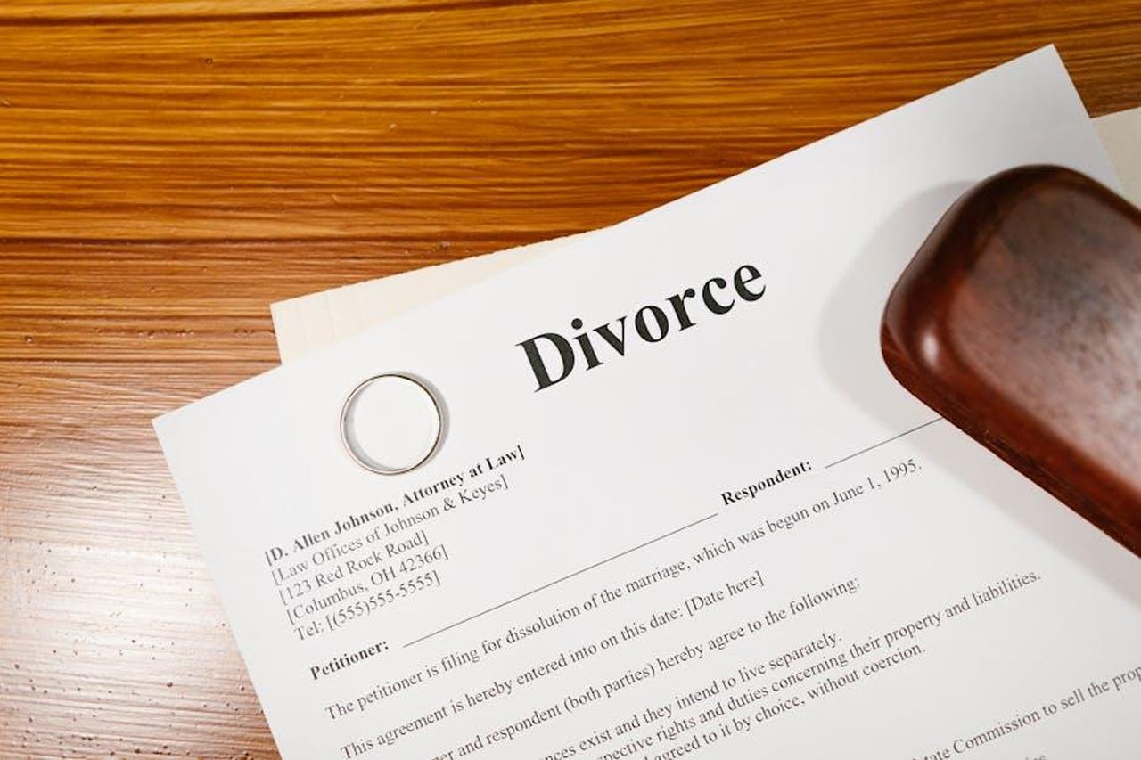 Abby_ha_superato_il_maleficio_di_Strictly_4YmSrzn0c7 - Confidenze24 Source: RDNE Stock project - pexels - Close-up of a divorce document and wedding ring on a lawyer's desk.