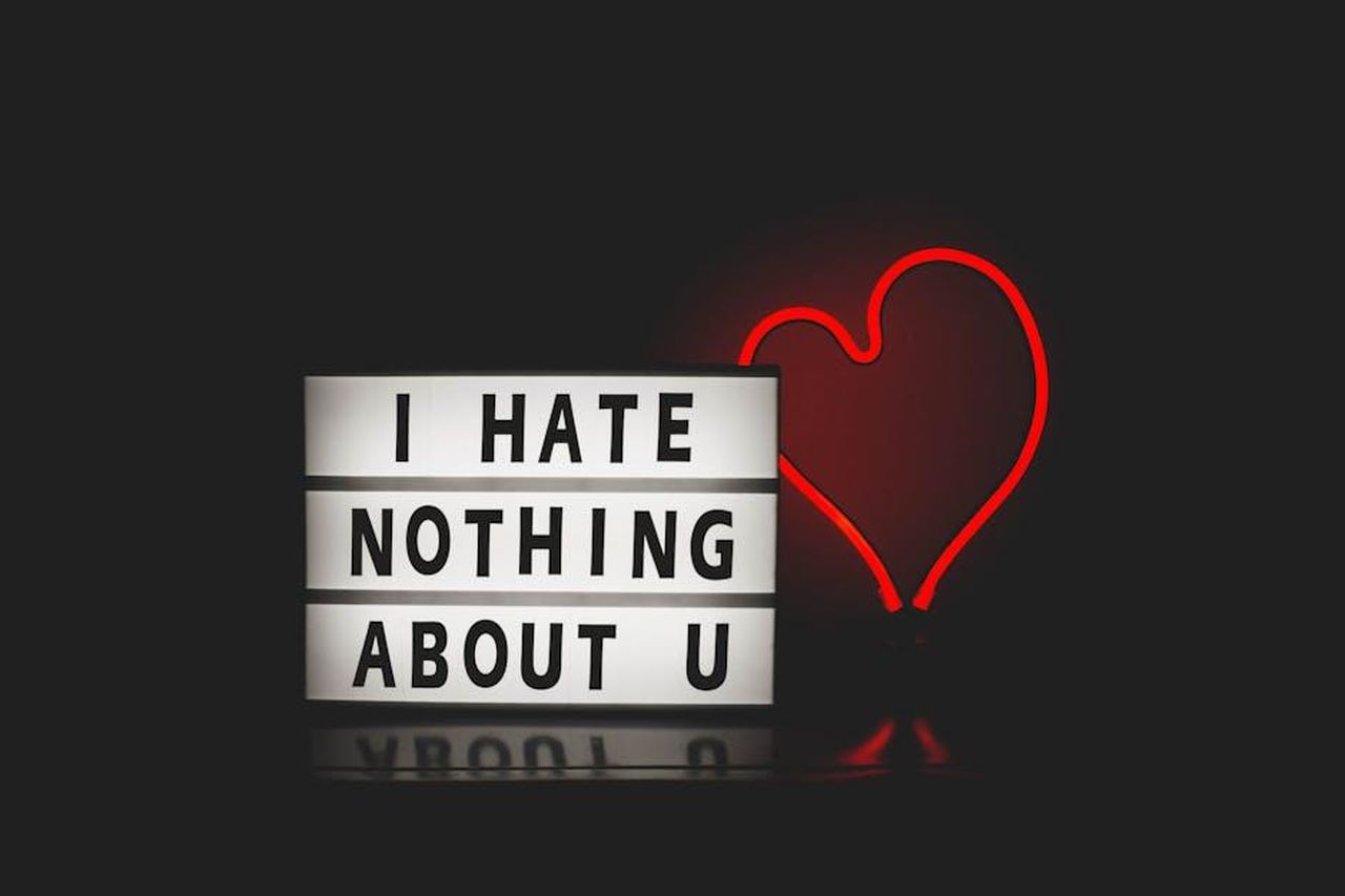 Abby_rotta_dopo_la_separazione_da_Ben_Cohen_GSOuihXOMO - Confidenze24 Source: Designecologist - pexels - Lightbox message with neon heart creates a romantic vibe perfect for Valentine's themes.