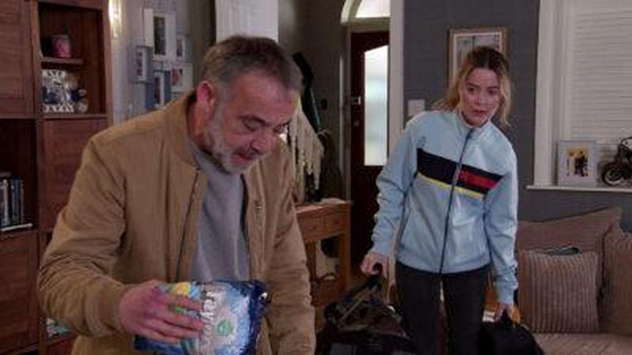 Abi_avr_una_relazione_con_Carl_Webster_mentre_il_fratello_di_Kevin_arriva_in_Coronation_Street_2nvHoLpkHk - Confidenze24 Source: ITV - - Abi che parla con Kevin in Corrie