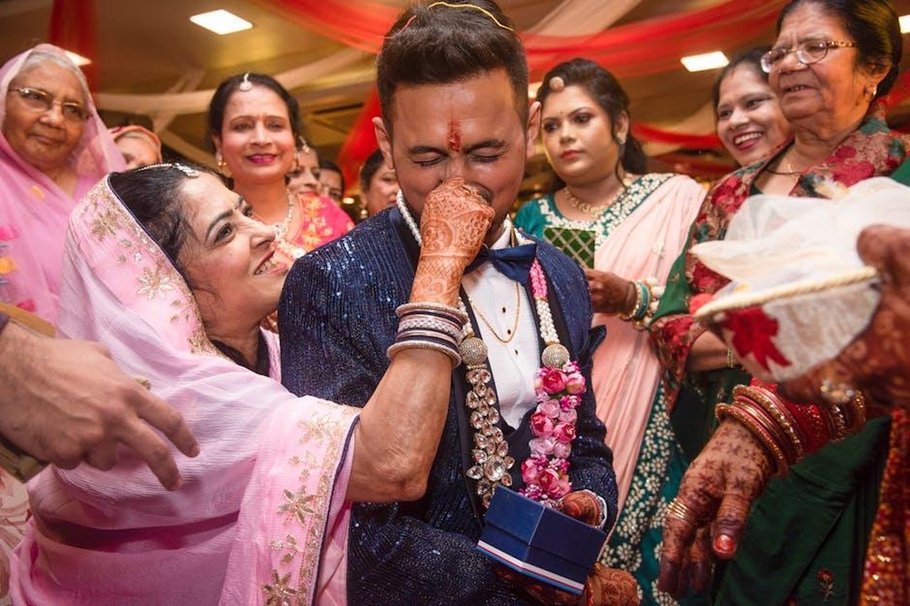 Abiti_da_sera_le_nostre_scelte_migliori_gPmt0ZEx80 - Confidenze24 Source: FliqaIndia Pvt. Ltd. - pexels - A lively Indian wedding ceremony showcasing traditional attire and joyous celebration.