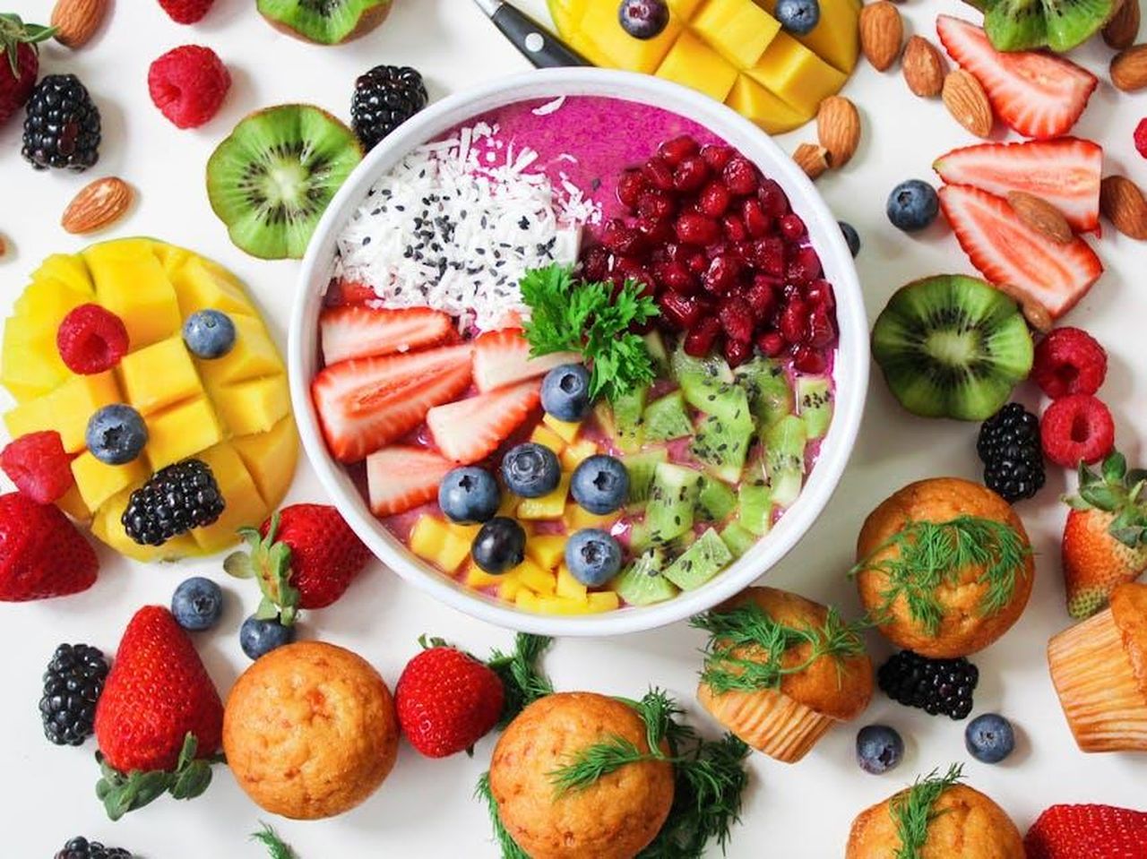 Abitudini_alimentari_di_Ben_e_Erin_a9Dd9a98yh - Confidenze24 Source: Jane T D. - pexels - Vibrant smoothie bowl topped with assorted fresh fruits and muffins, perfect for a healthy snack.