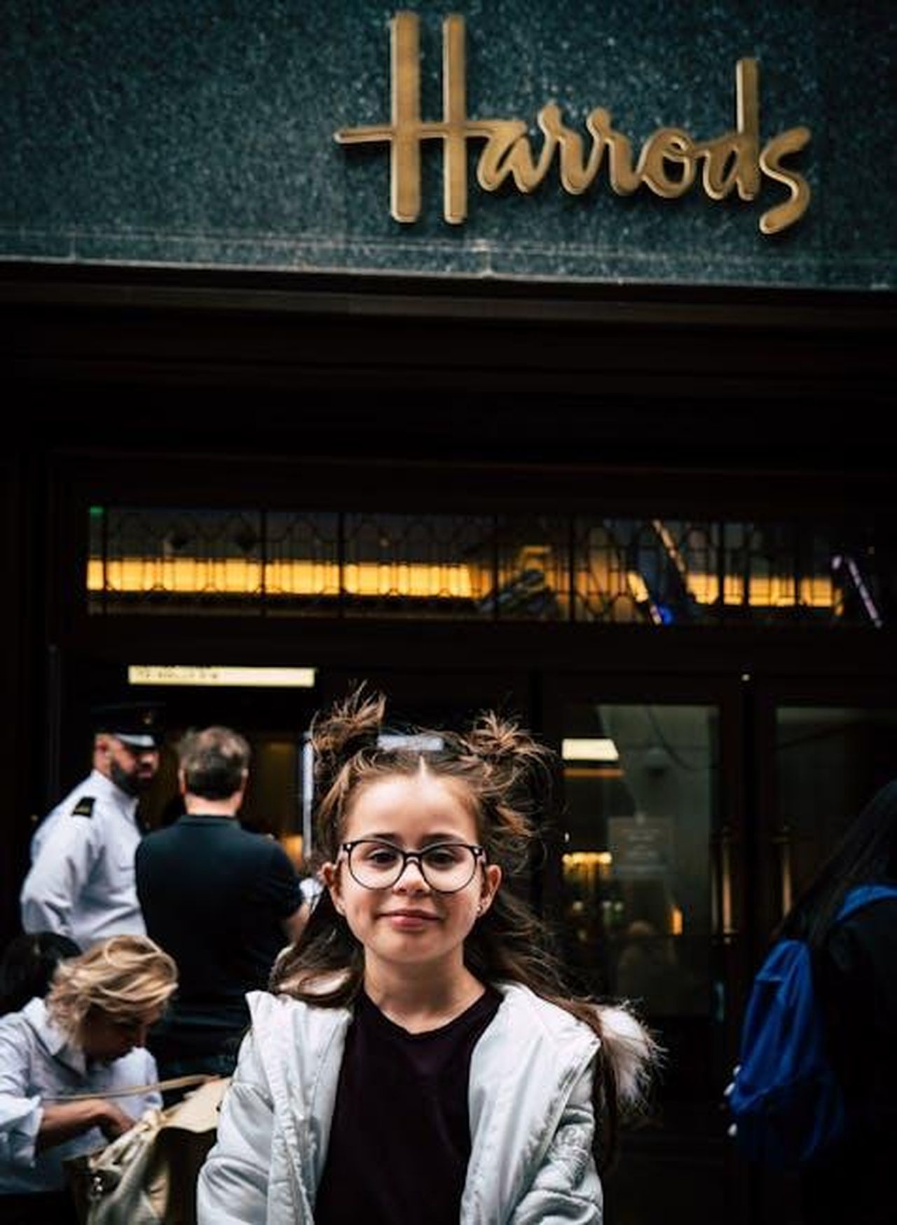 Accenti_britannici_nei_bambini_yaai7b36dv - Confidenze24 Source: Adrian Dorobantu - pexels - Smiling girl with glasses standing outside Harrods in London.